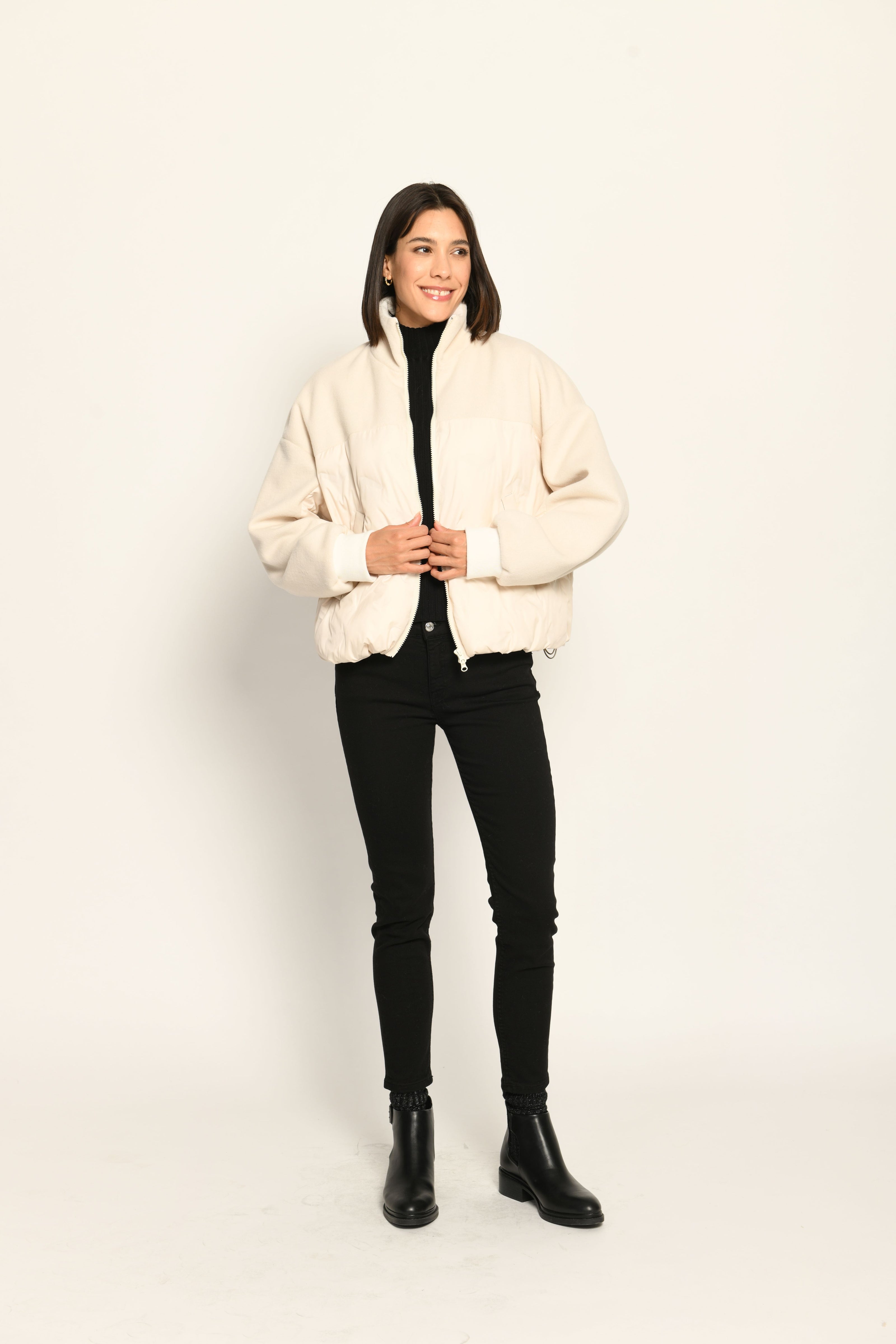 Sportlicher, cremefarbener Blouson für Damen in legerer Passform mit langen Ärmeln und Strickbündchen – Vorderansicht