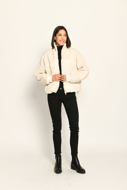 Sportlicher, cremefarbener Blouson für Damen in legerer Passform mit langen Ärmeln und Strickbündchen – Vorderansicht