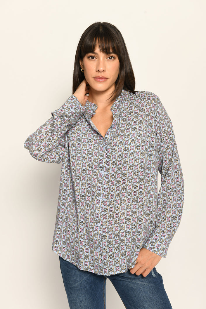 Gerade geschnittene Druckbluse für Damen mit Stehkragen und langen Ärmeln – Nahaufnahme Vorderseite