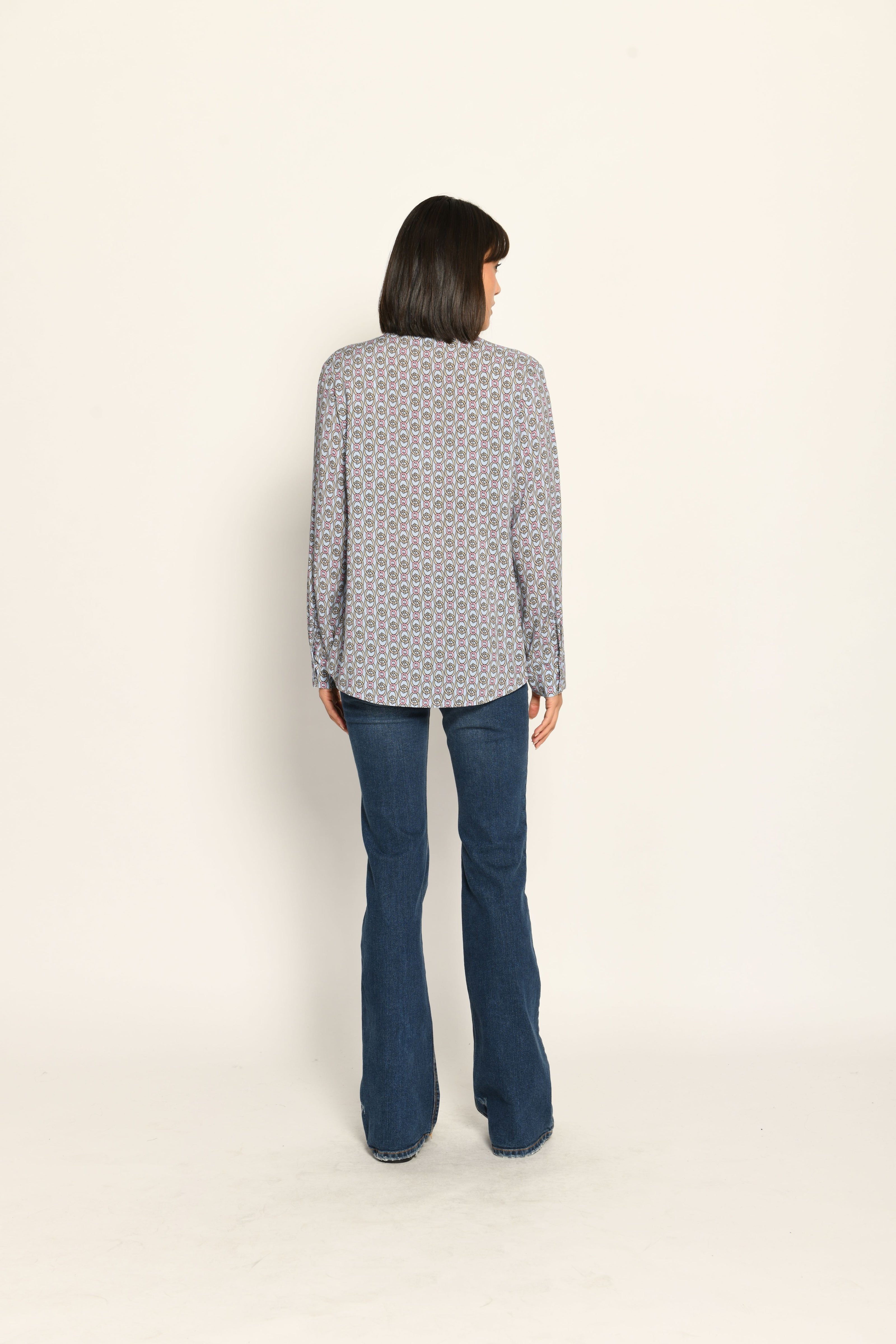 Gerade geschnittene Druckbluse für Damen mit Stehkragen und langen Ärmeln – Rückansicht.