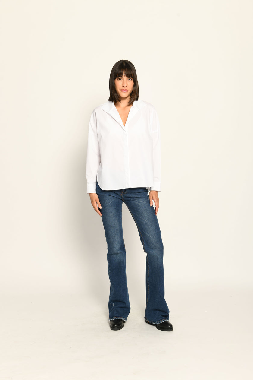 Weit geschnittene Damenbluse in der Farbe Weiß mit langen Fledermausärmeln – Vorderansicht