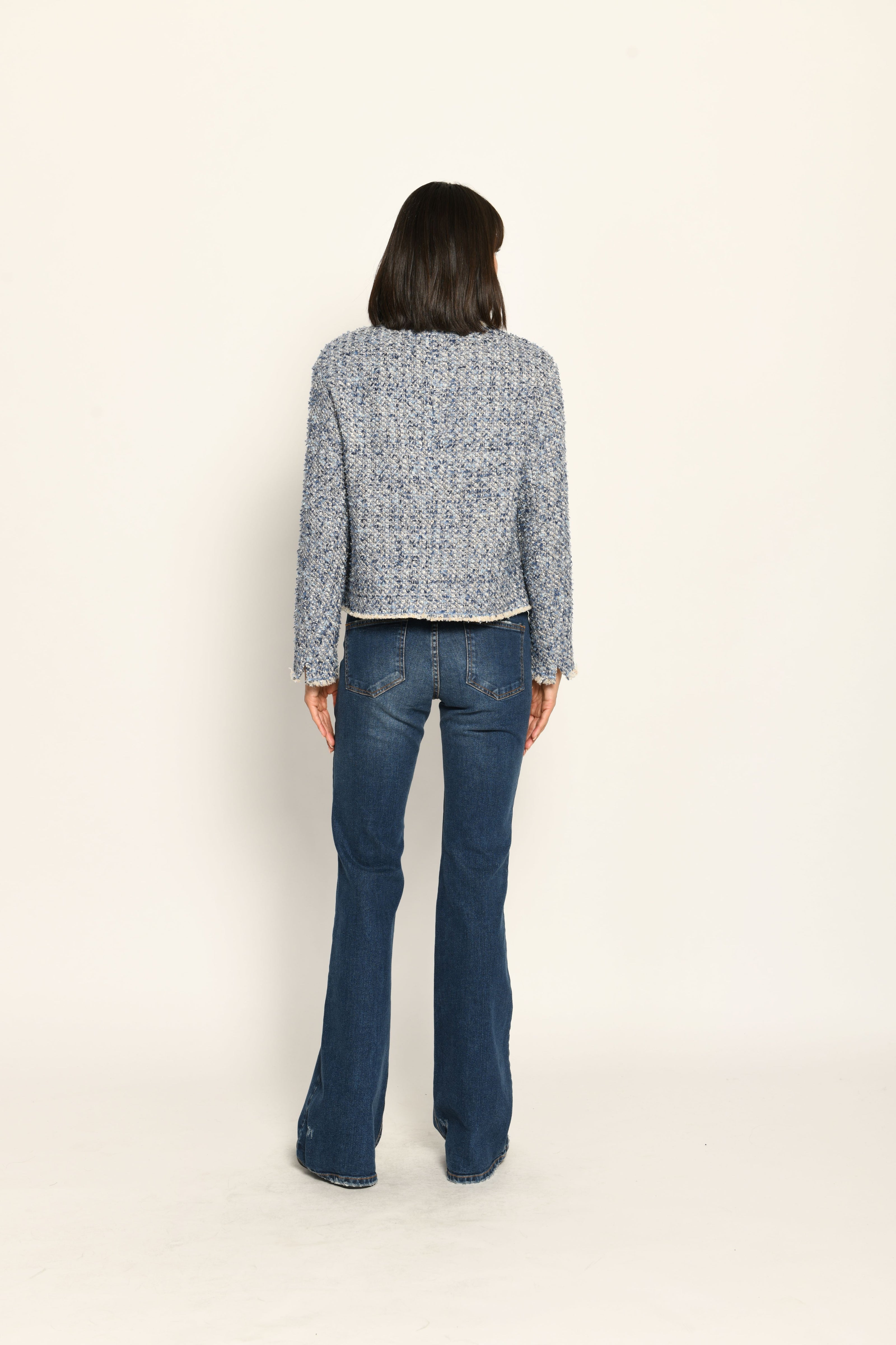 Legere kurze Bouclé-Jacke in hellen Farben mit Fransen und Statement-Knöpfen – Rückansicht