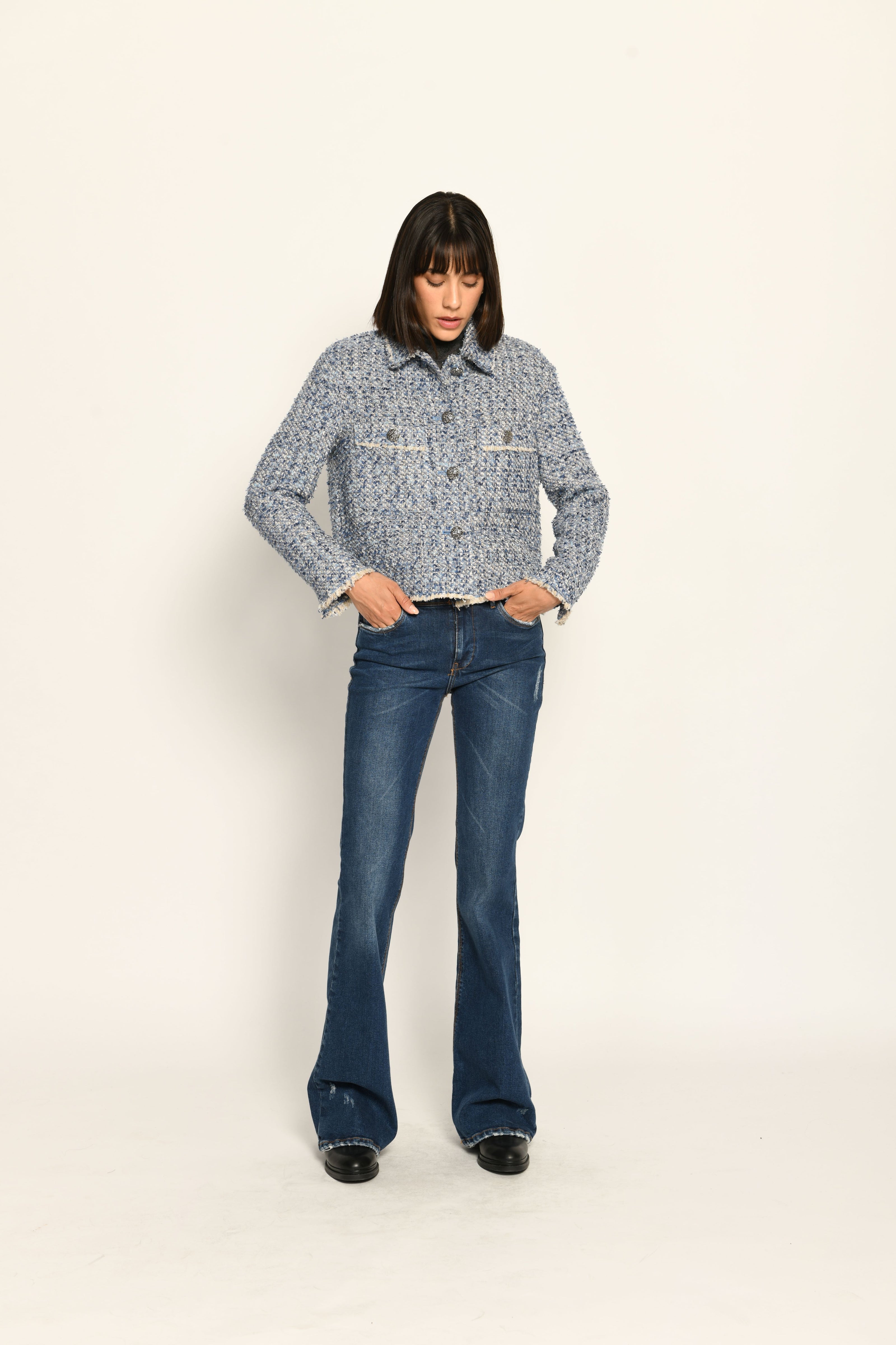 Legere kurze Bouclé-Jacke in hellen Farben mit Fransen und Statement-Knöpfen – Frontansicht