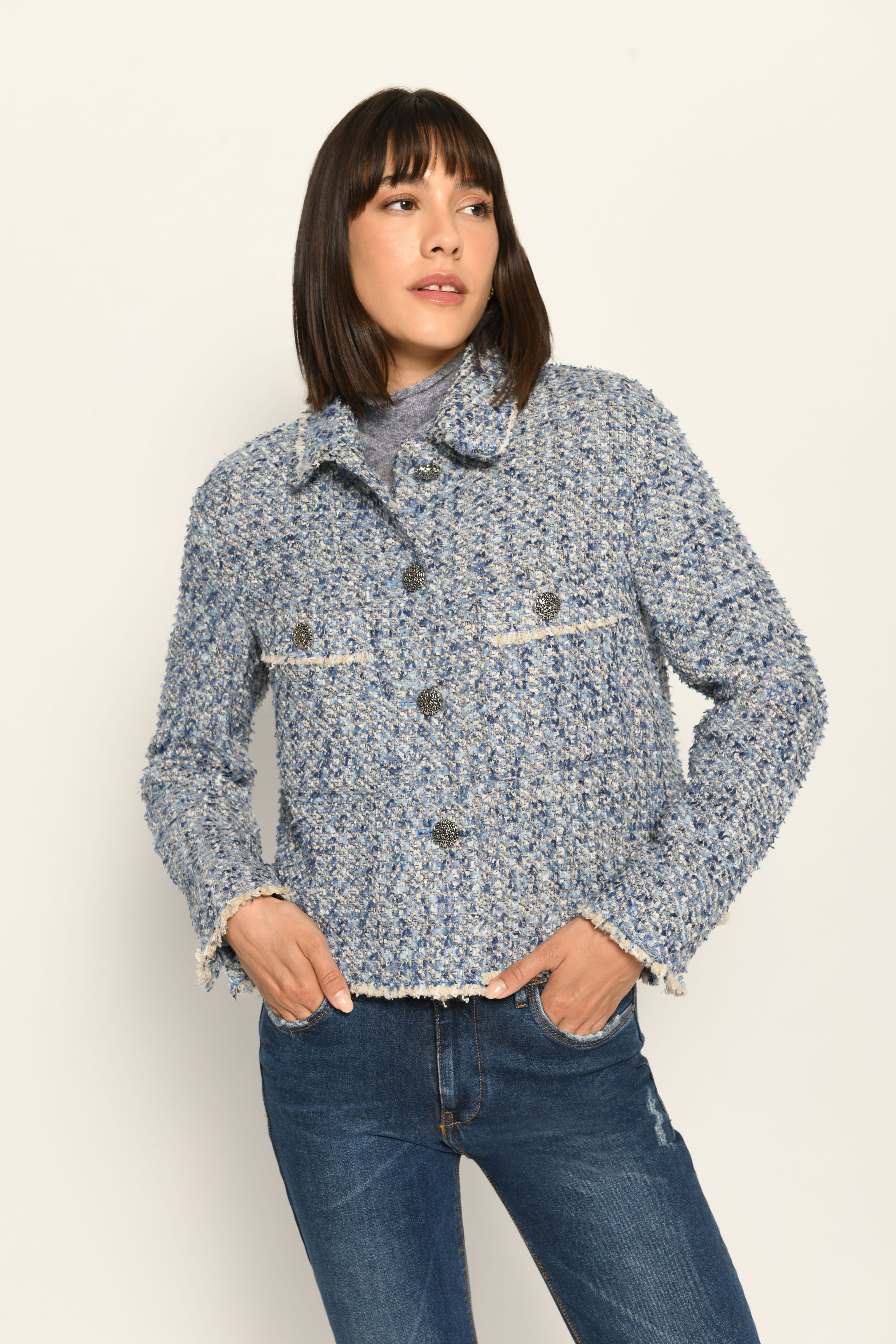 Legere kurze Bouclé-Jacke in hellen Farben mit Fransen und Statement-Knöpfen – Vorderseite