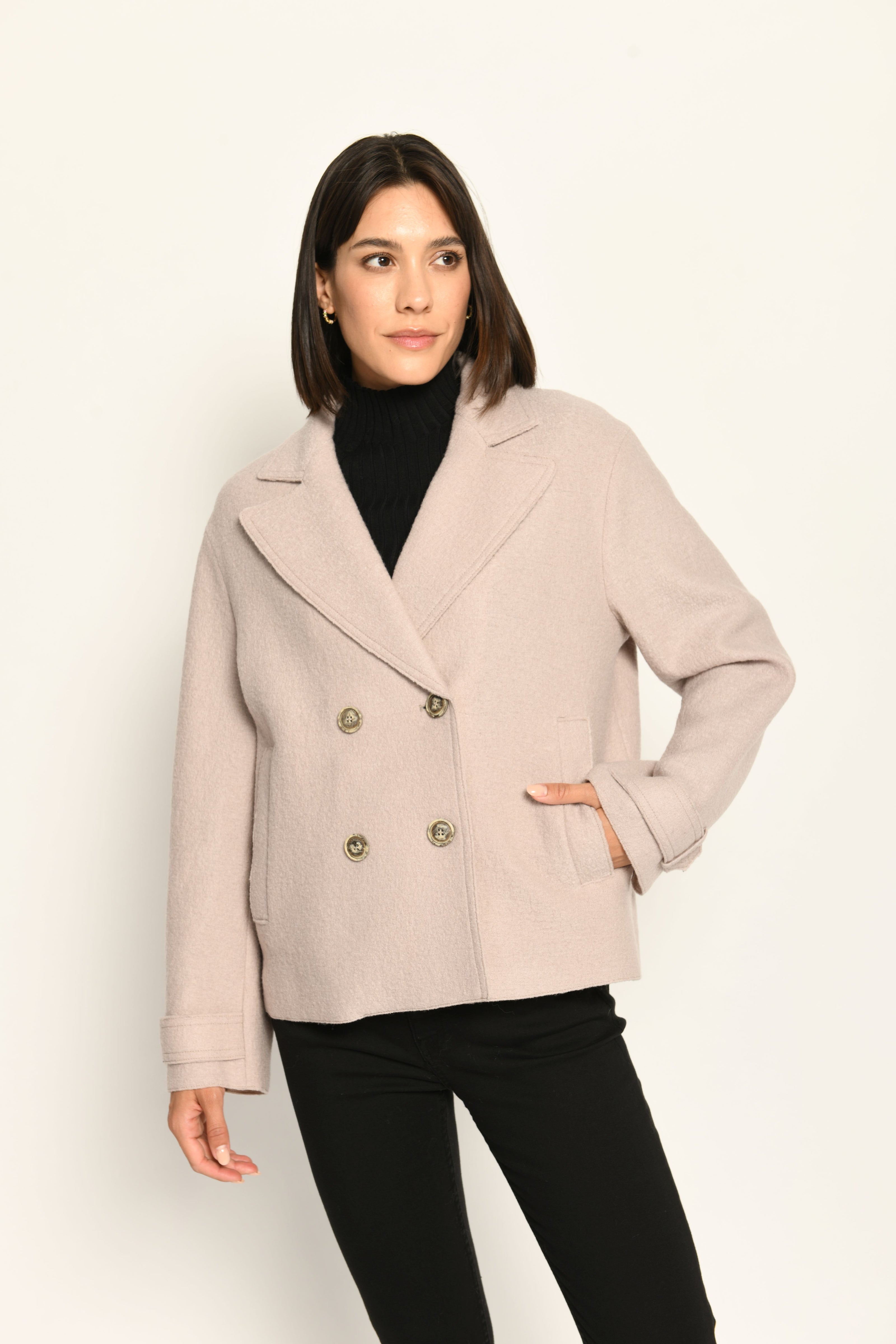 Beige Damenjacke im Caban-Stil mit Reverskragen und zweireihigem Knopfverschluss – Front