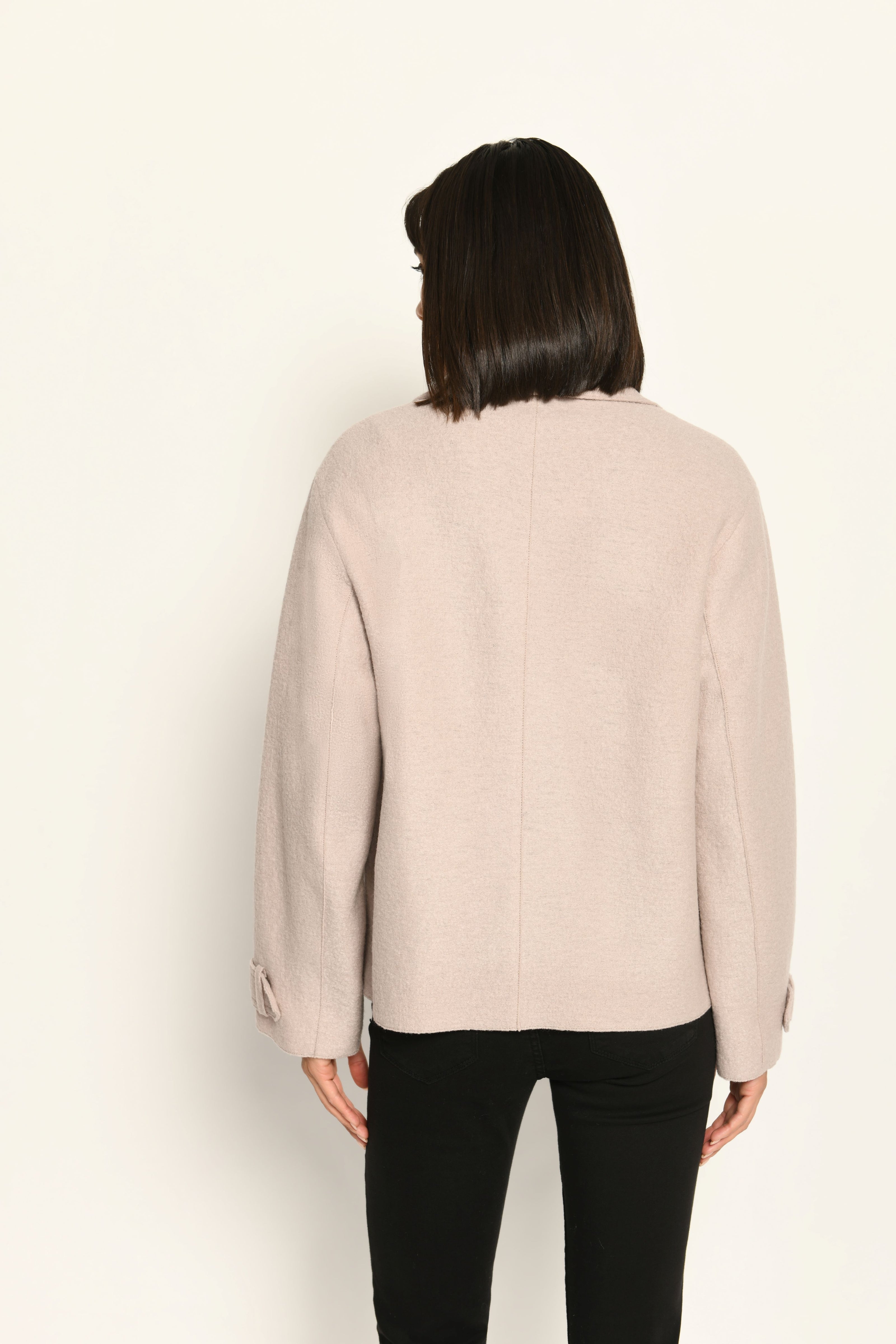 Beige Damenjacke im Caban-Stil mit Reverskragen und zweireihigem Knopfverschluss – Rückansicht