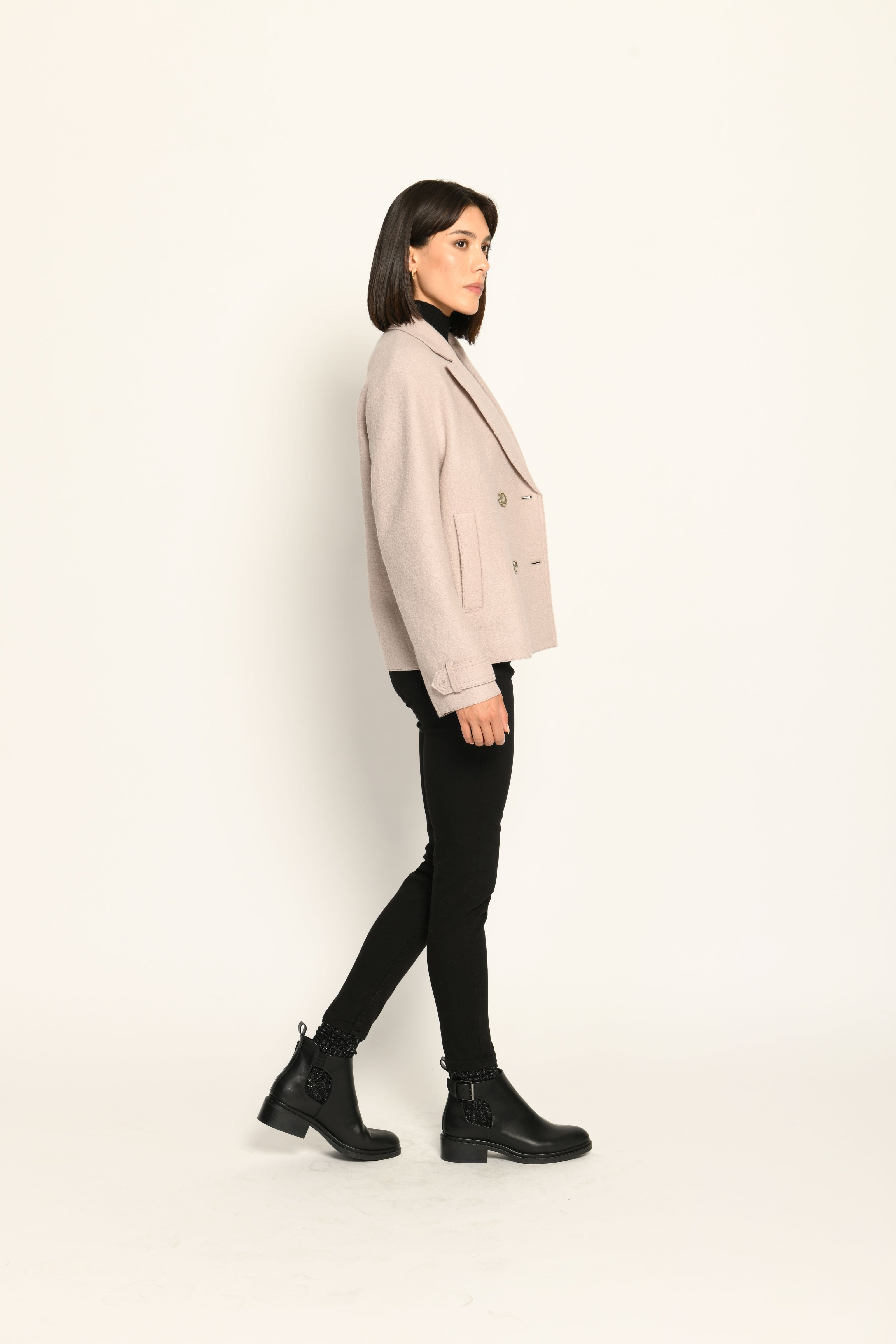 Beige Damenjacke im Caban-Stil mit Reverskragen und zweireihigem Knopfverschluss – Seitenansicht