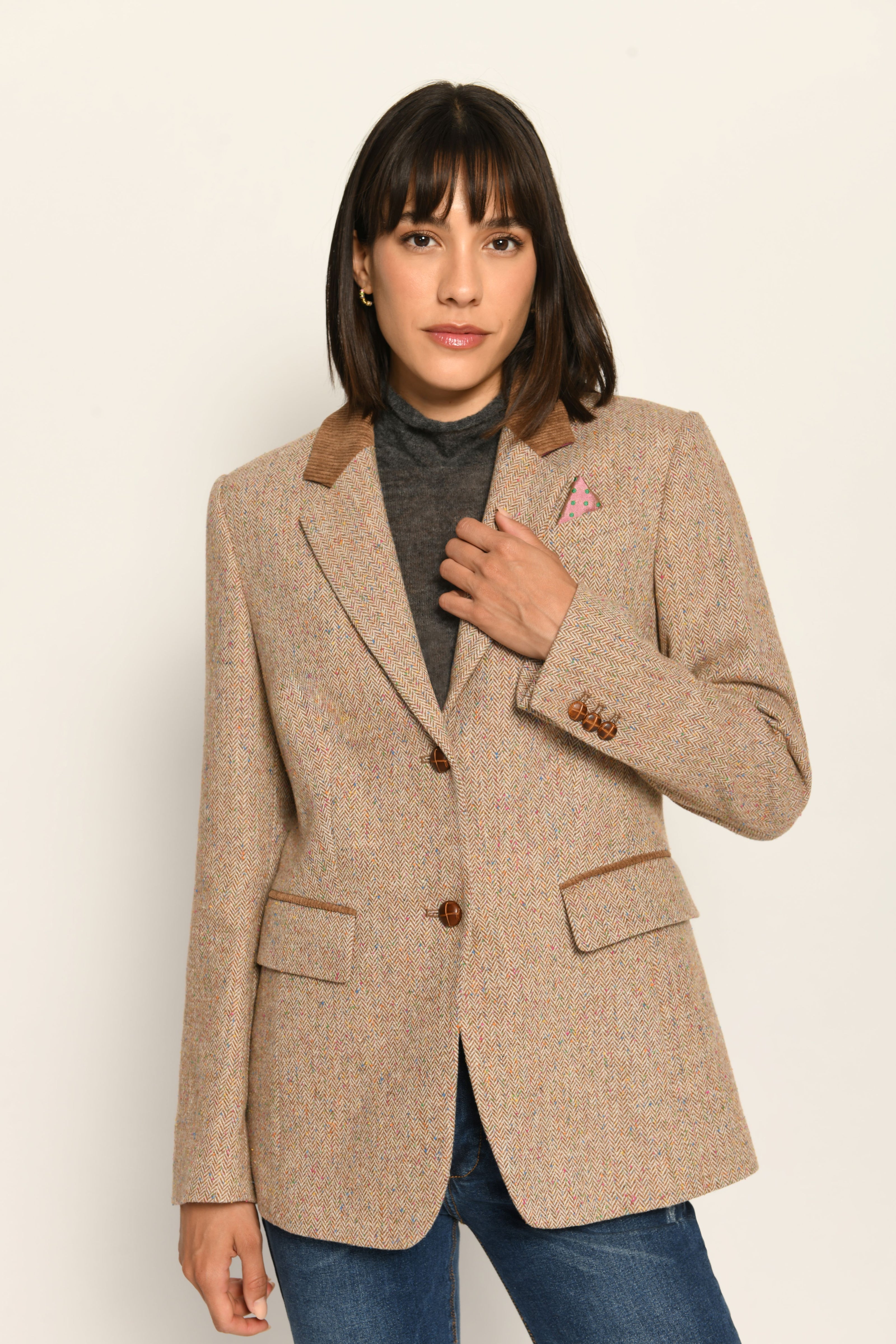 Brauner Slim-Fit-Blazer für Damen mit braunen Cord-Elementen und gemustertem Einstecktuch – Nahaufnahme