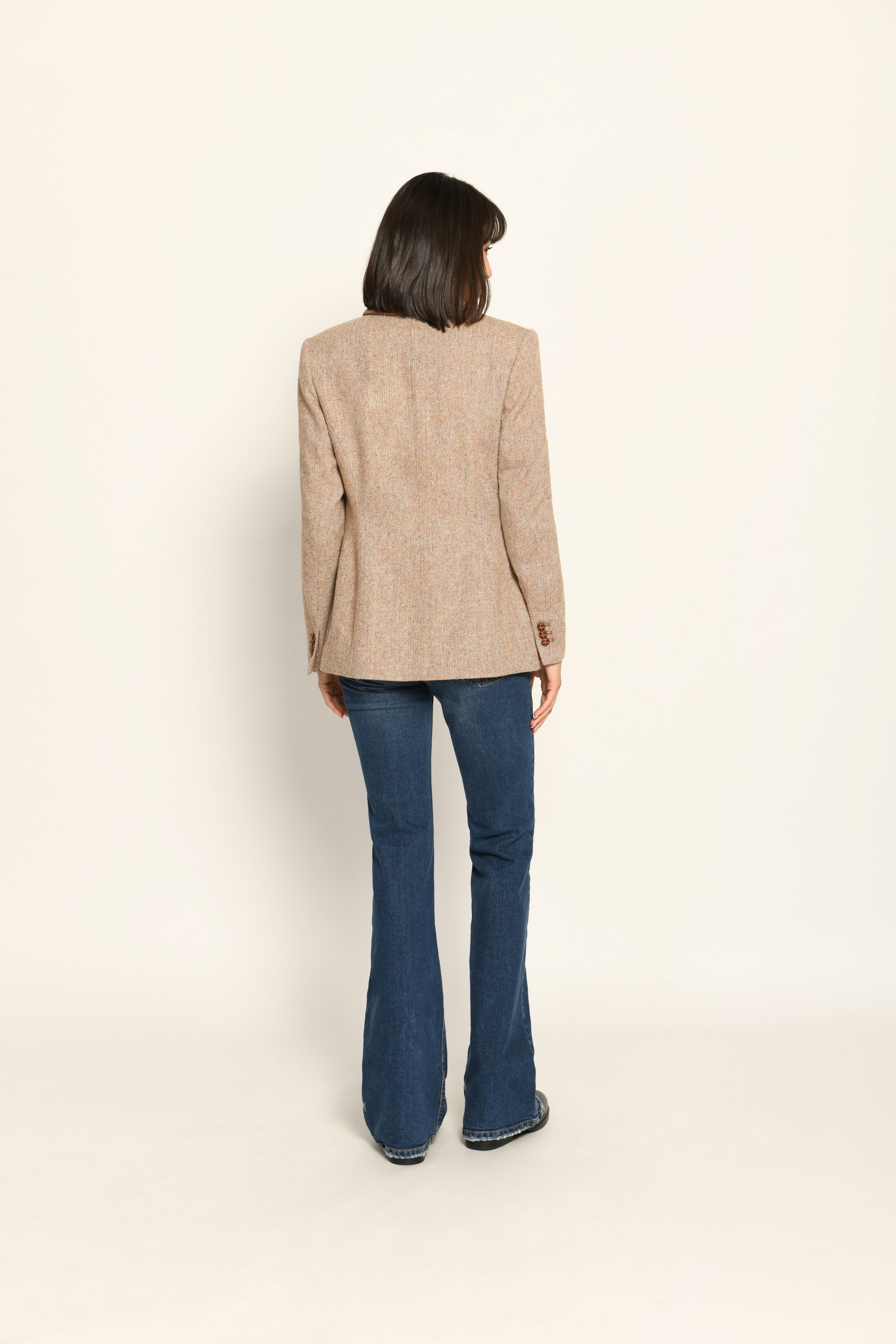 Brauner Slim-Fit-Blazer für Damen mit braunen Cord-Elementen und gemustertem Einstecktuch – Rückansicht