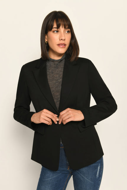 Klassischer schwarzer Blazer für Damen aus Jersey mit Ein-Knopf-Verschluss, lässig kombiniert zu Jeans – Vorderansicht