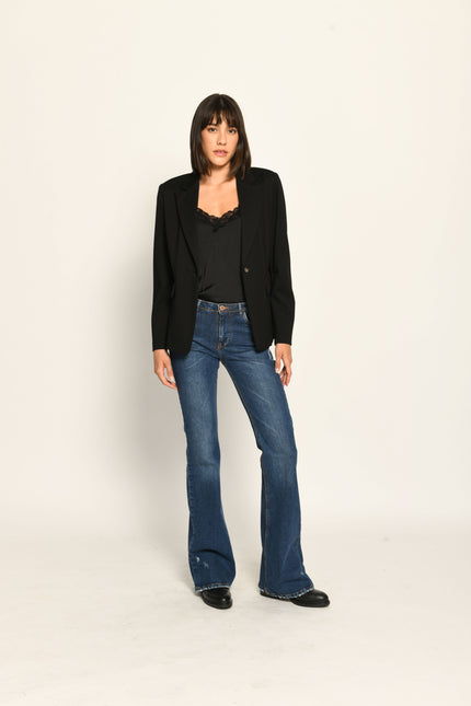 Klassischer schwarzer Damen-Blazer aus Jersey mit Ein-Knopf-Verschluss, lässig kombiniert zu Jeans - offen getragen.