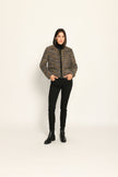 Model trägt Kurzjacke aus Bouclégewebe mit Glanzgarn und Schmuckborte zu einer schwarzen Jeans – stehende Pose