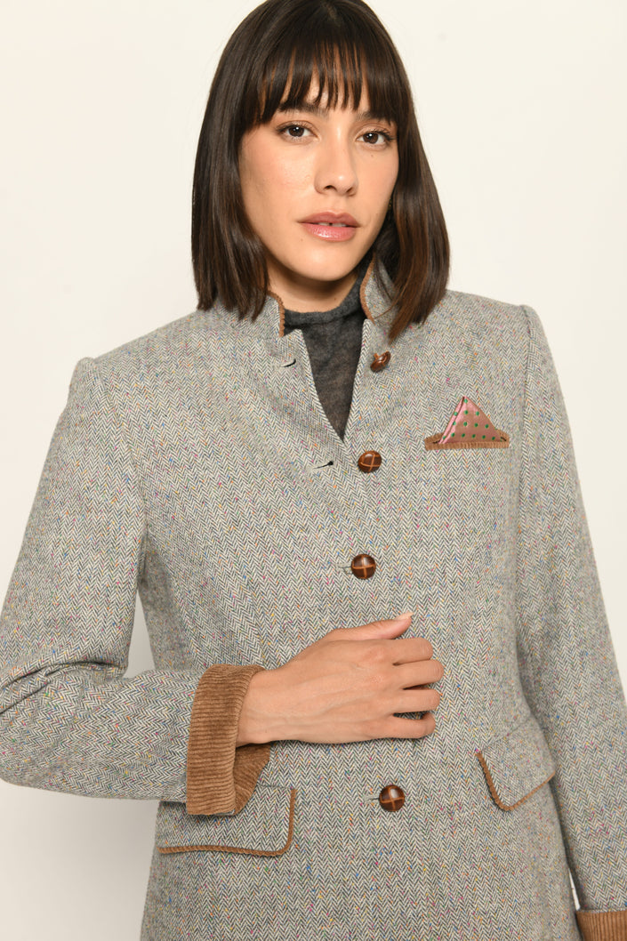 Hellgrauer Slim-Fit-Janker für Damen mit braunen Cord-Elementen und gemustertem Einstecktuch – Nahaufnahme