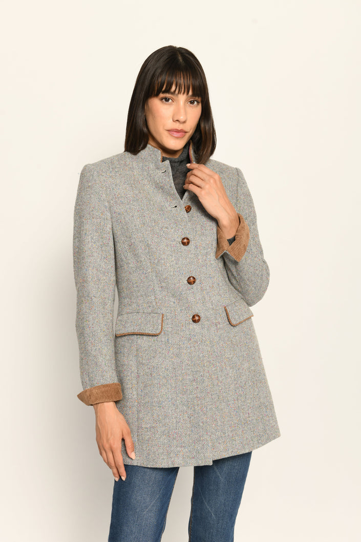 Hellgrauer Slim-Fit-Janker für Damen mit braunen Cord-Elementen und Knöpfen, lässig kombiniert zu Jeans – Vorderansicht