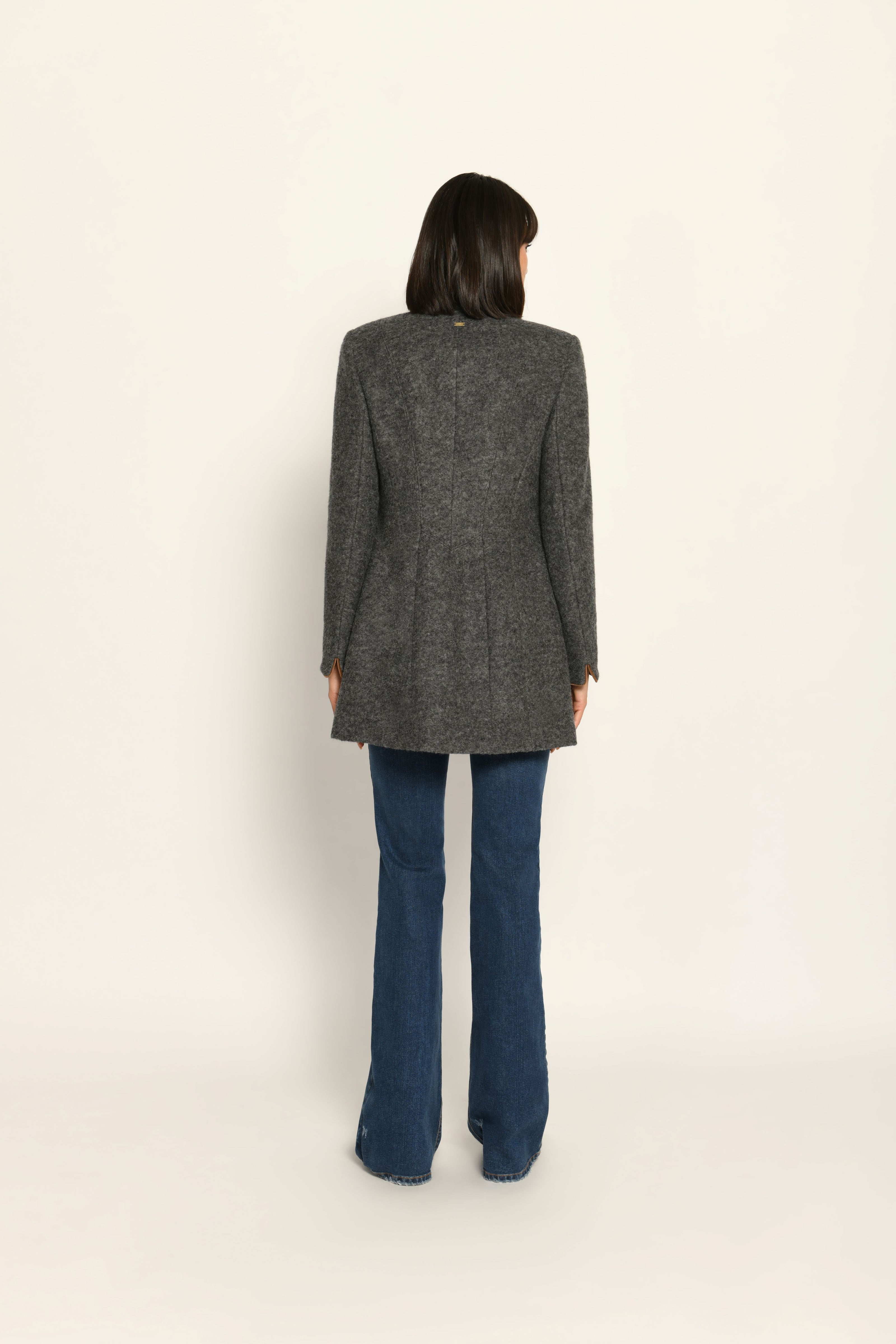 Grauer taillierter Gehrock für Damen aus Wolle mit Stehkragen und Ärmelsaumbeleg im Leo-Dessin – Rückansicht