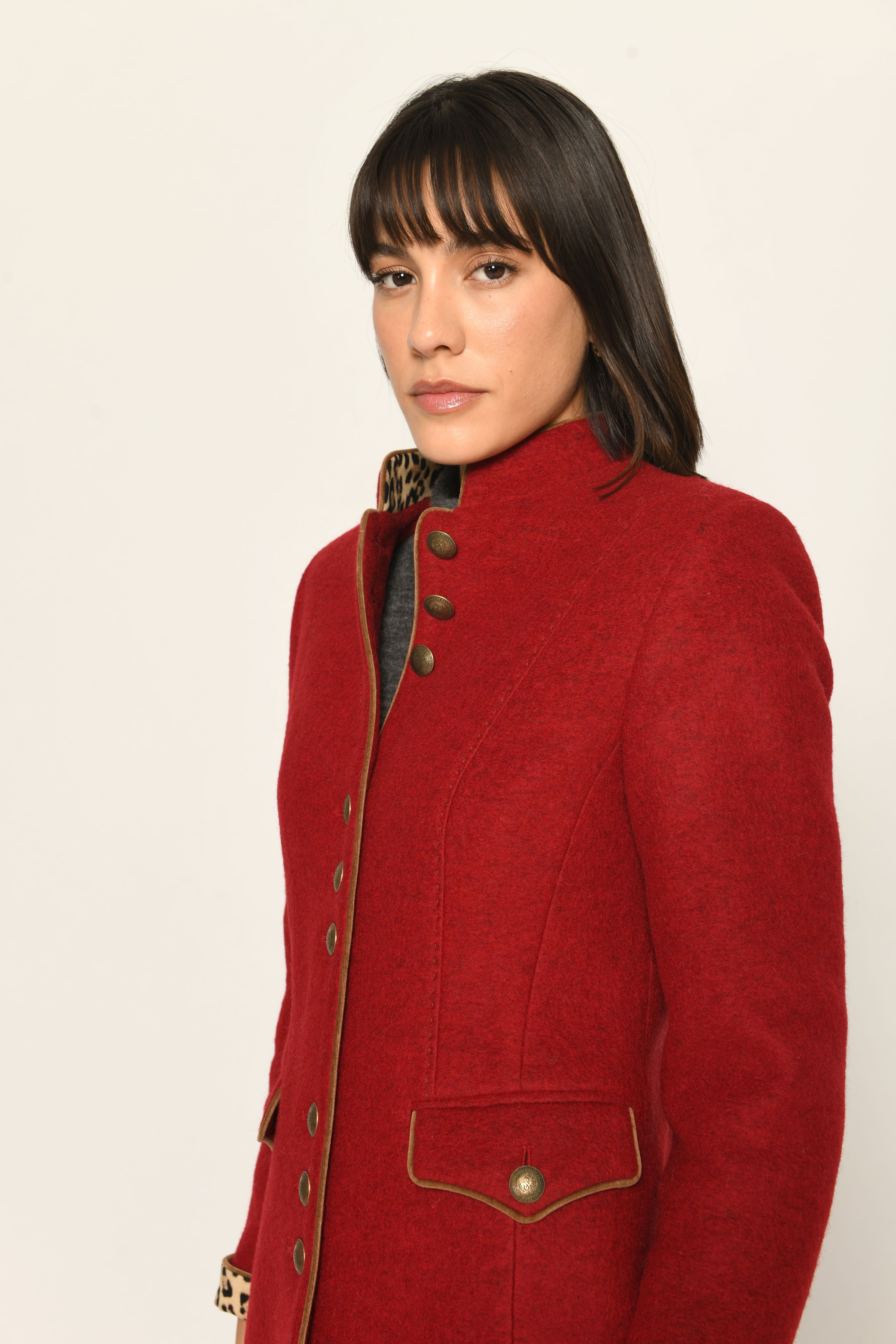 Roter taillierter Gehrock für Damen aus Wolle mit Stehkragen und Ärmelsaumbeleg im Leo-Dessin – Nahaufnahme