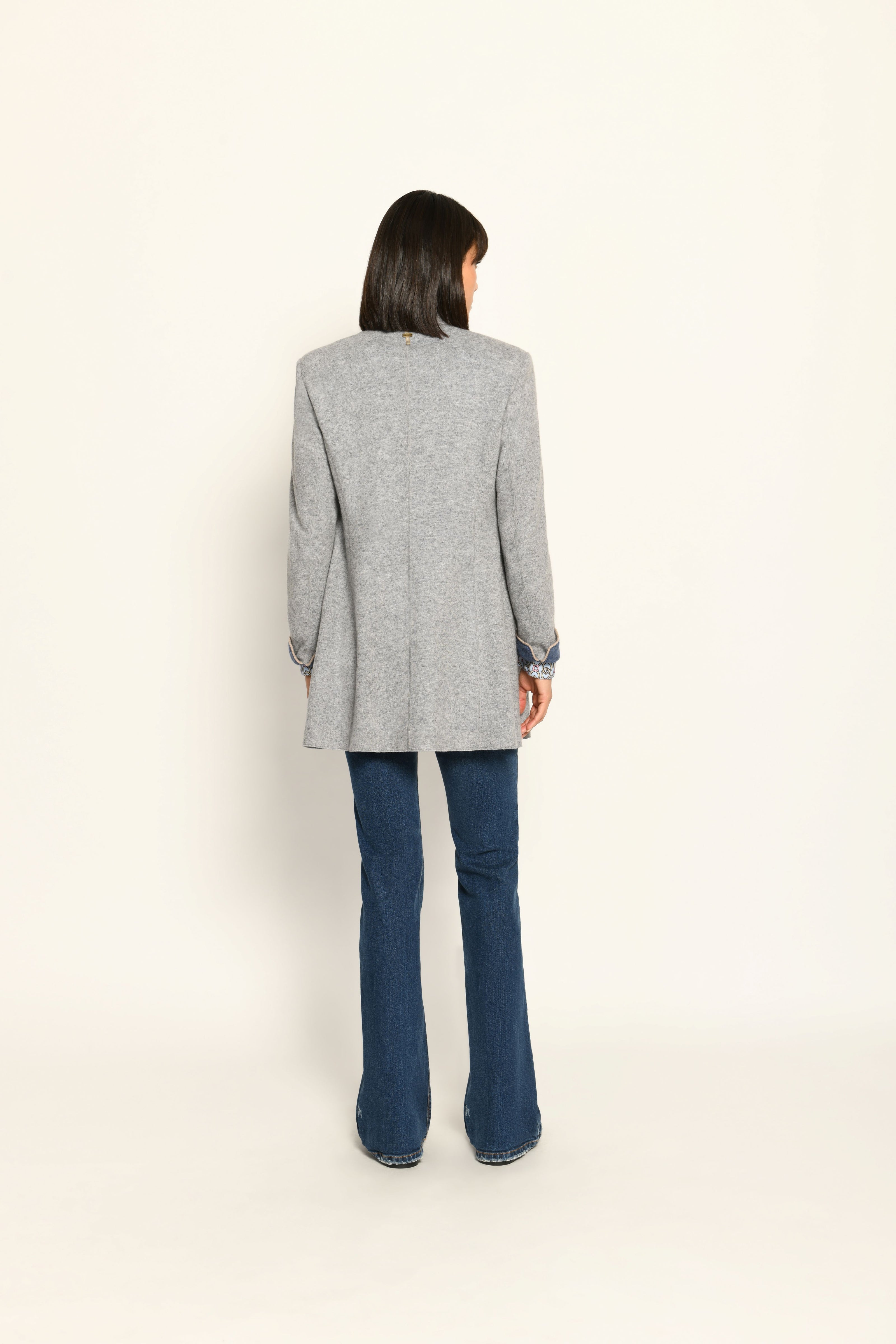 Taillierter hellgrauer Gehrock für Damen mit feinen blauen Details und Ellbogenpatches – Rückansicht