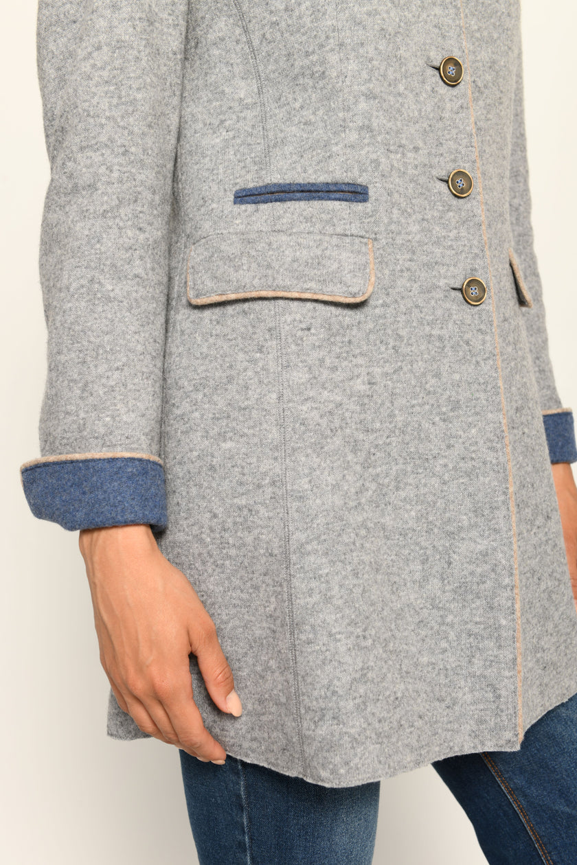 Detailaufnahme zeigt linke Seite des hellgrauen Damen-Gehrocks mit blauen und beigen Kontrastdetails sowie Knopfleiste