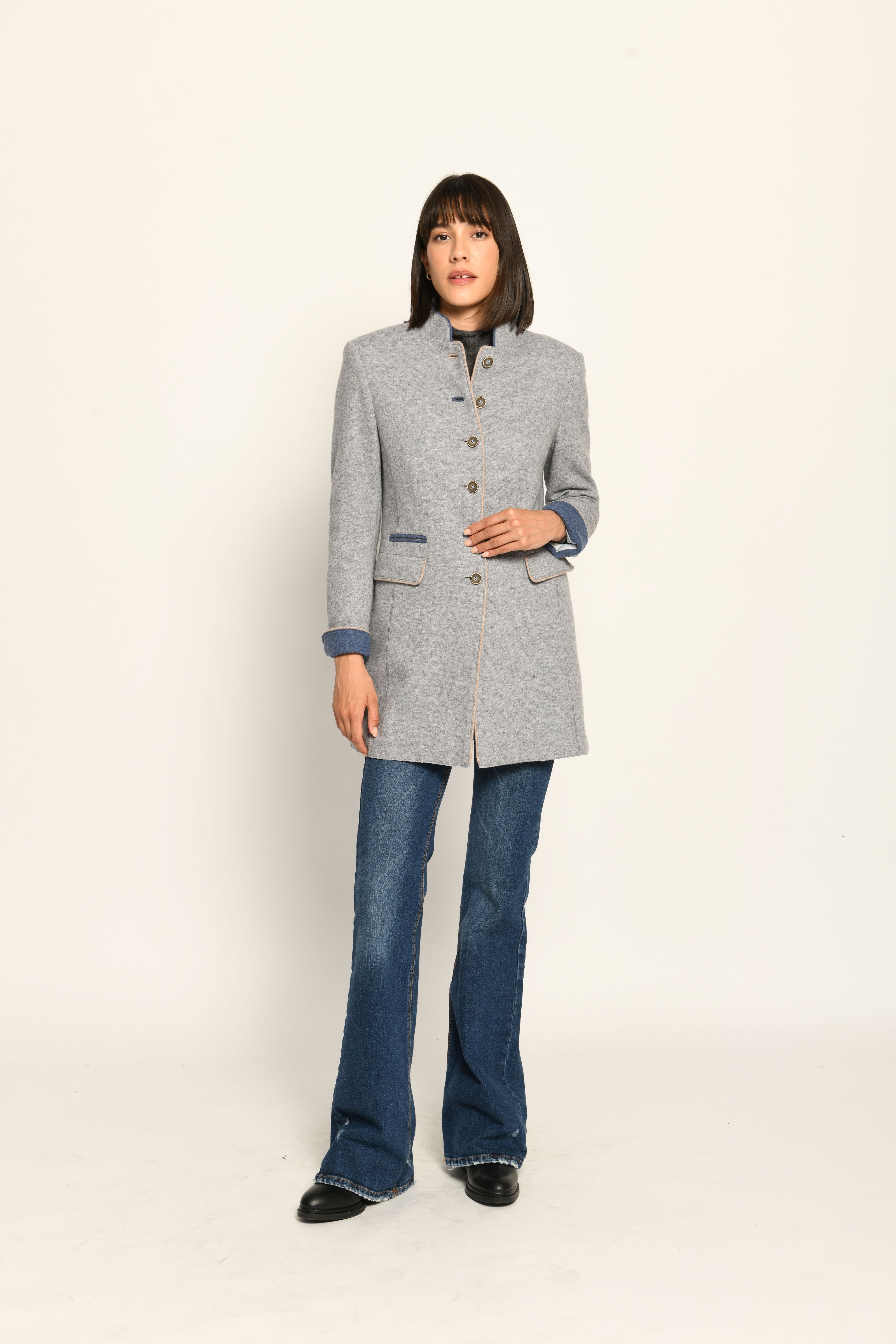 Taillierter hellgrauer Gehrock für Damen mit feinen blauen Details und geschlossener Knopfleiste – Vorderansicht