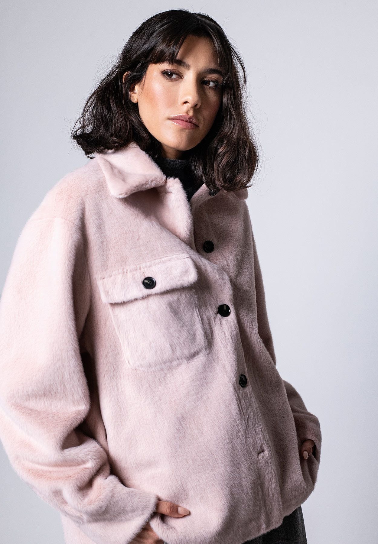 Rosafarbene, lässig geschnittene Damenjacke in Hemdoptik aus kuscheligem Webpelz – Frontansicht