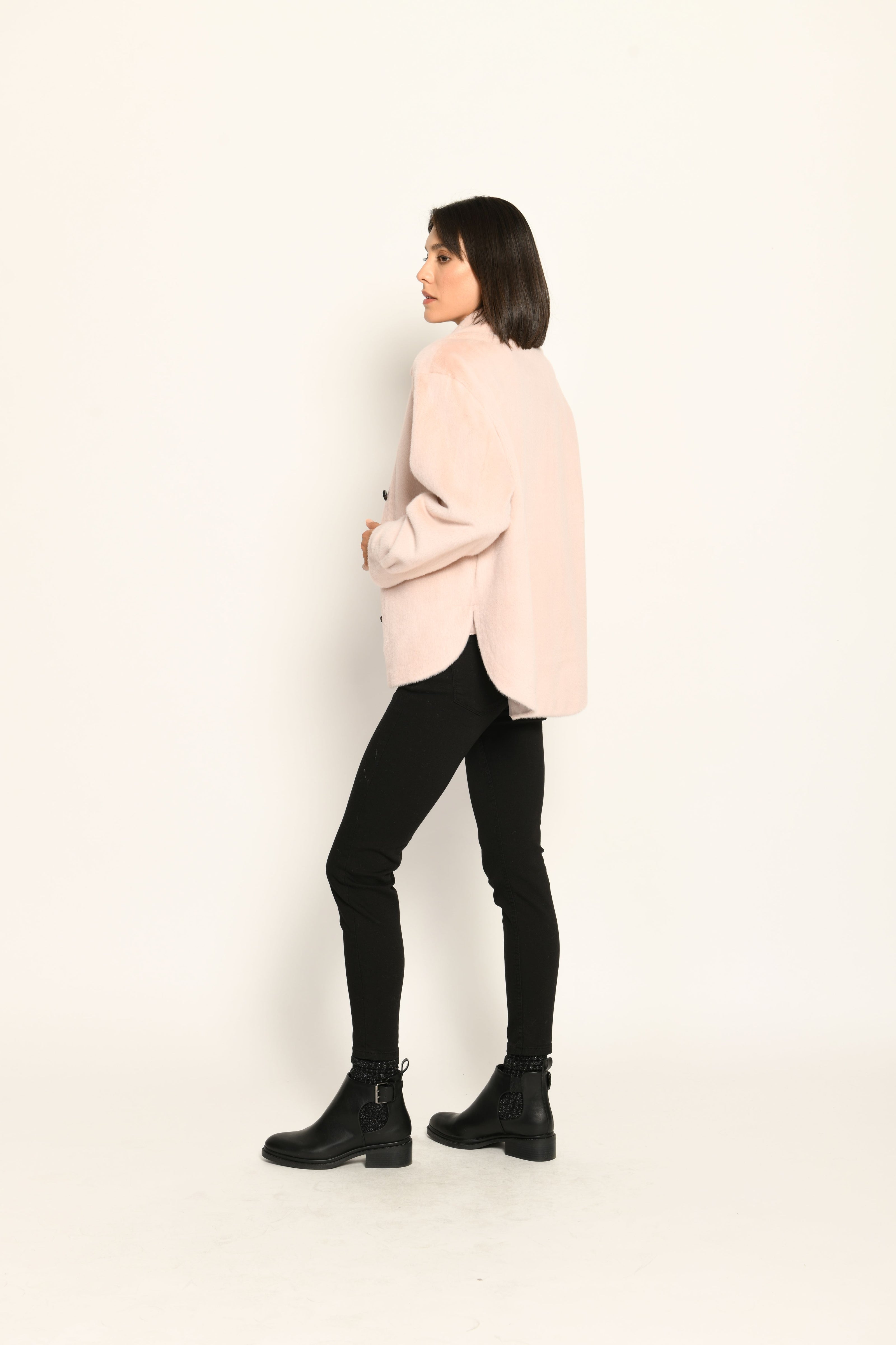 Rosafarbene, lässig geschnittene Damenjacke in Hemdoptik aus kuscheligem Webpelz – Rückansicht