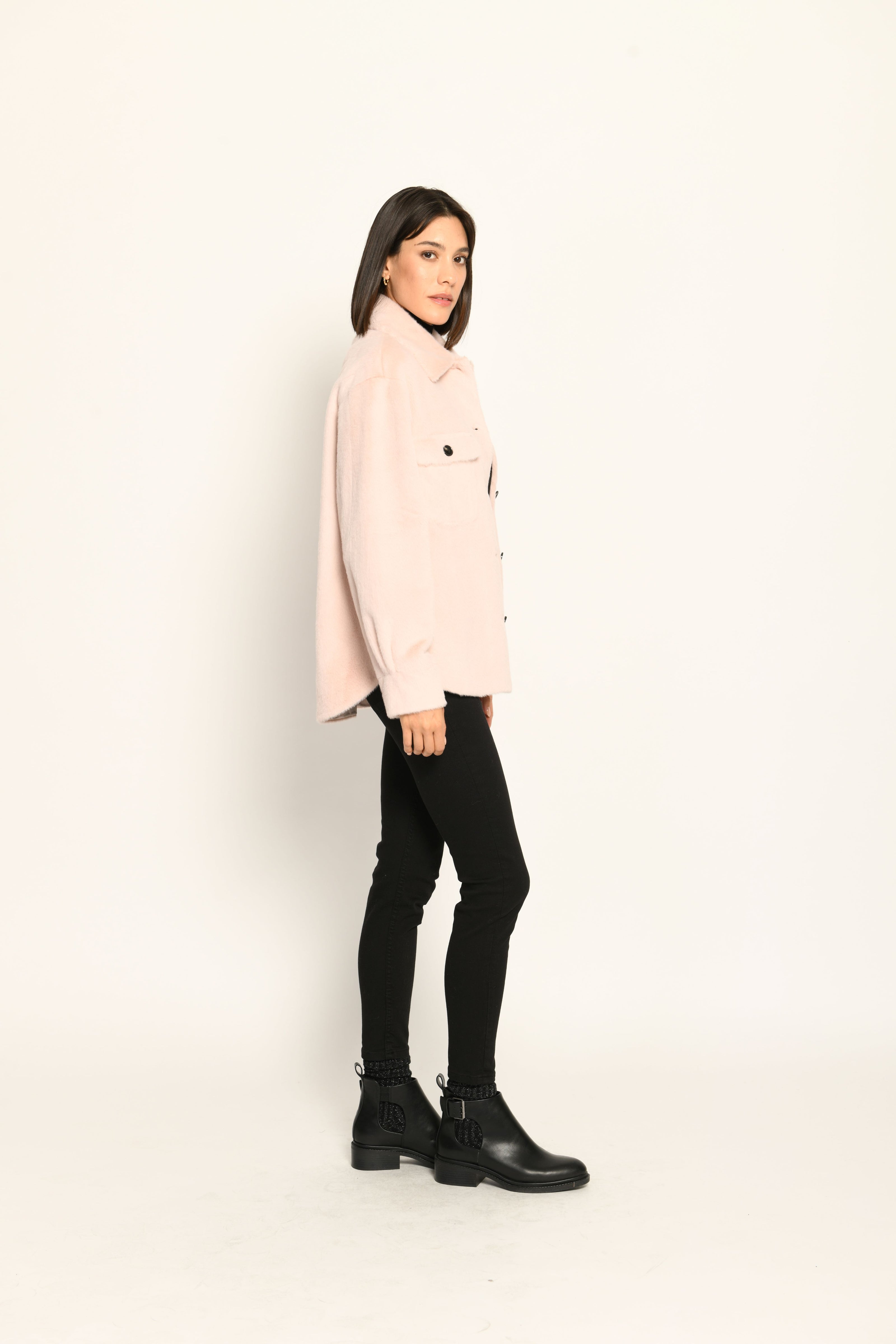 Rosafarbene, lässig geschnittene Damenjacke in Hemdoptik aus kuscheligem Webpelz – Seitenansicht rechts