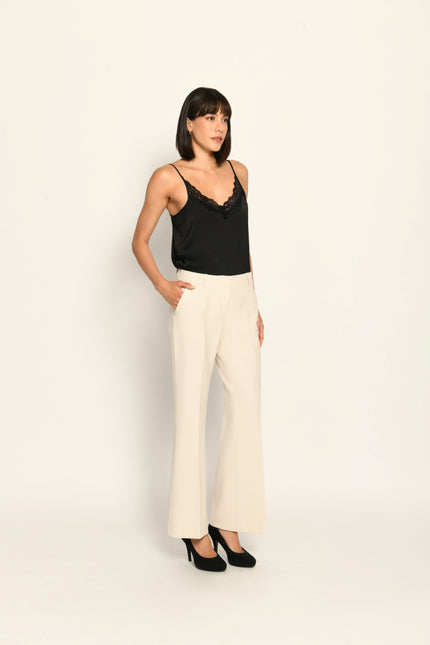Beige, weite Bügelfaltenhose für Damen, elegant kombiniert mit schwarzem Seidentop – Seitenansicht von rechts