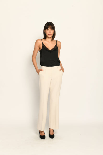 Beige, weite Bügelfaltenhose für Damen, elegant kombiniert mit schwarzem Seidentop – Vorderansicht