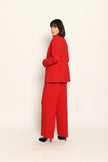 Roter Slim-Fit-Hosenanzug für Damen, bestehend aus Blazer, Weste und Marlenehose – Rückansicht