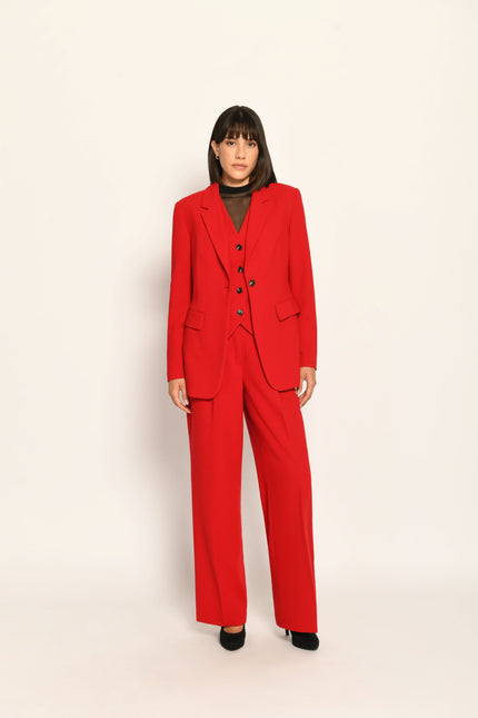 Roter Slim-Fit-Hosenanzug für Damen, bestehend aus Blazer, Weste und Marlenehose – vorderansicht.