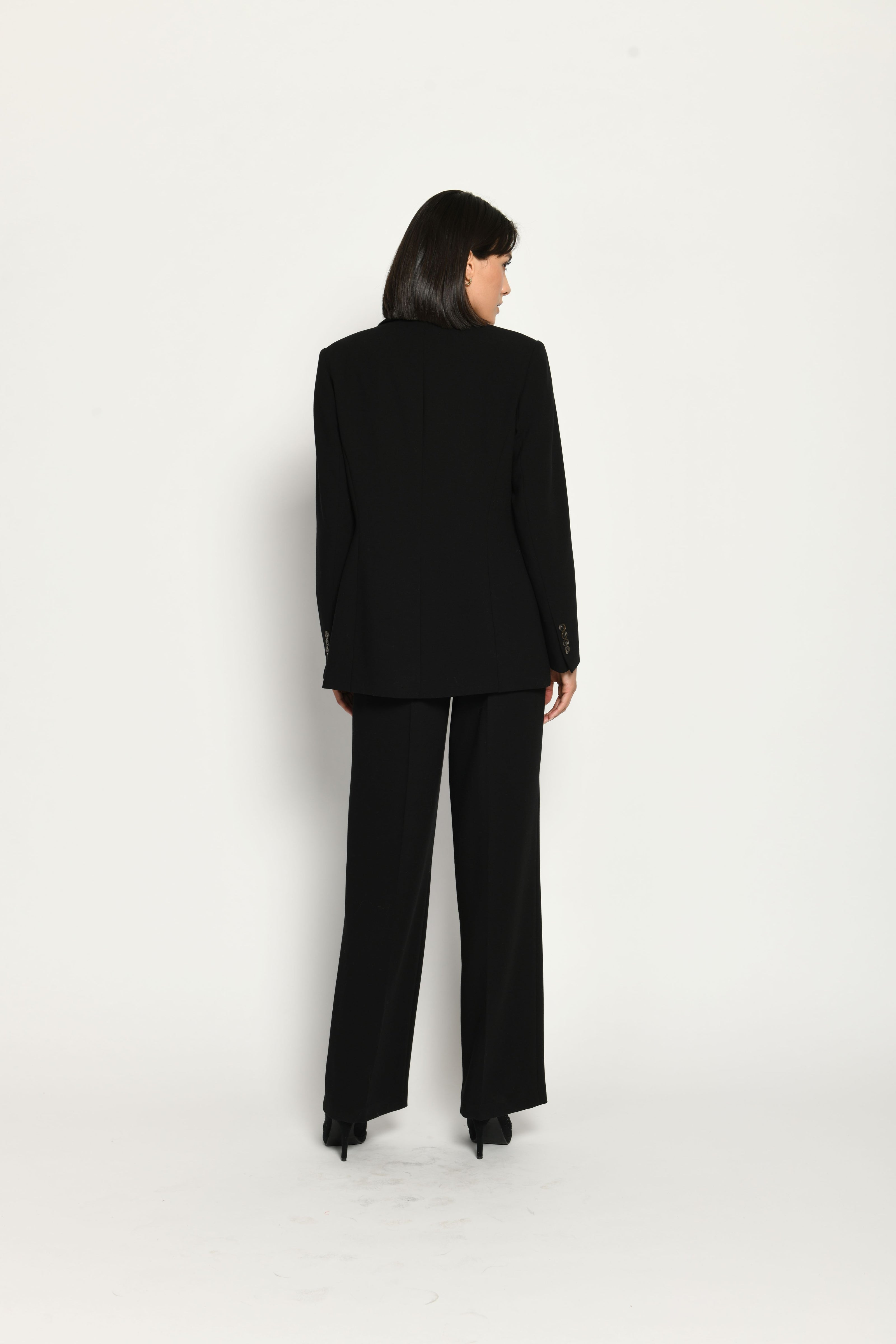 Schwarzer Slim-Fit-Hosenanzug für Damen, bestehend aus Blazer, Weste und Marlenehose – Ansicht von hinten.