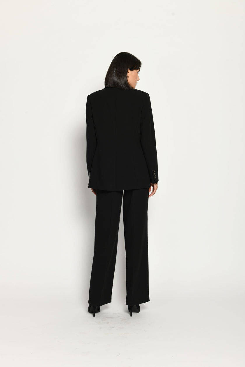 Schwarzer Slim-Fit-Hosenanzug für Damen, bestehend aus Blazer, Weste und Marlenehose – Ansicht von hinten.