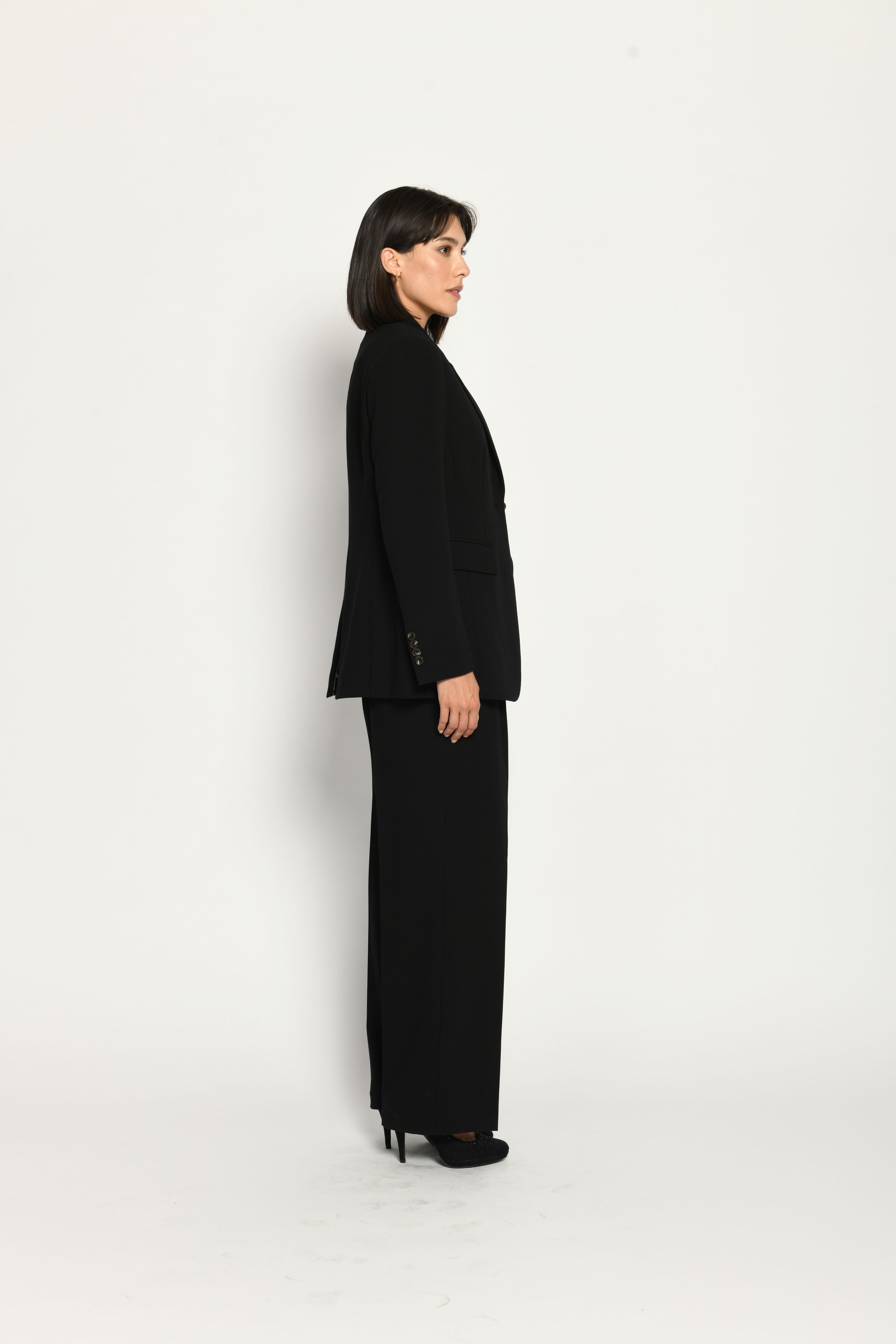 Schwarzer Slim-Fit-Hosenanzug für Damen, bestehend aus Blazer, Weste und Marlenehose – rechte Seite