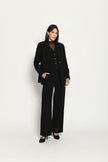Schwarzer Slim-Fit-Hosenanzug für Damen, bestehend aus Blazer, Weste und Marlenehose – Ansicht von vorne.