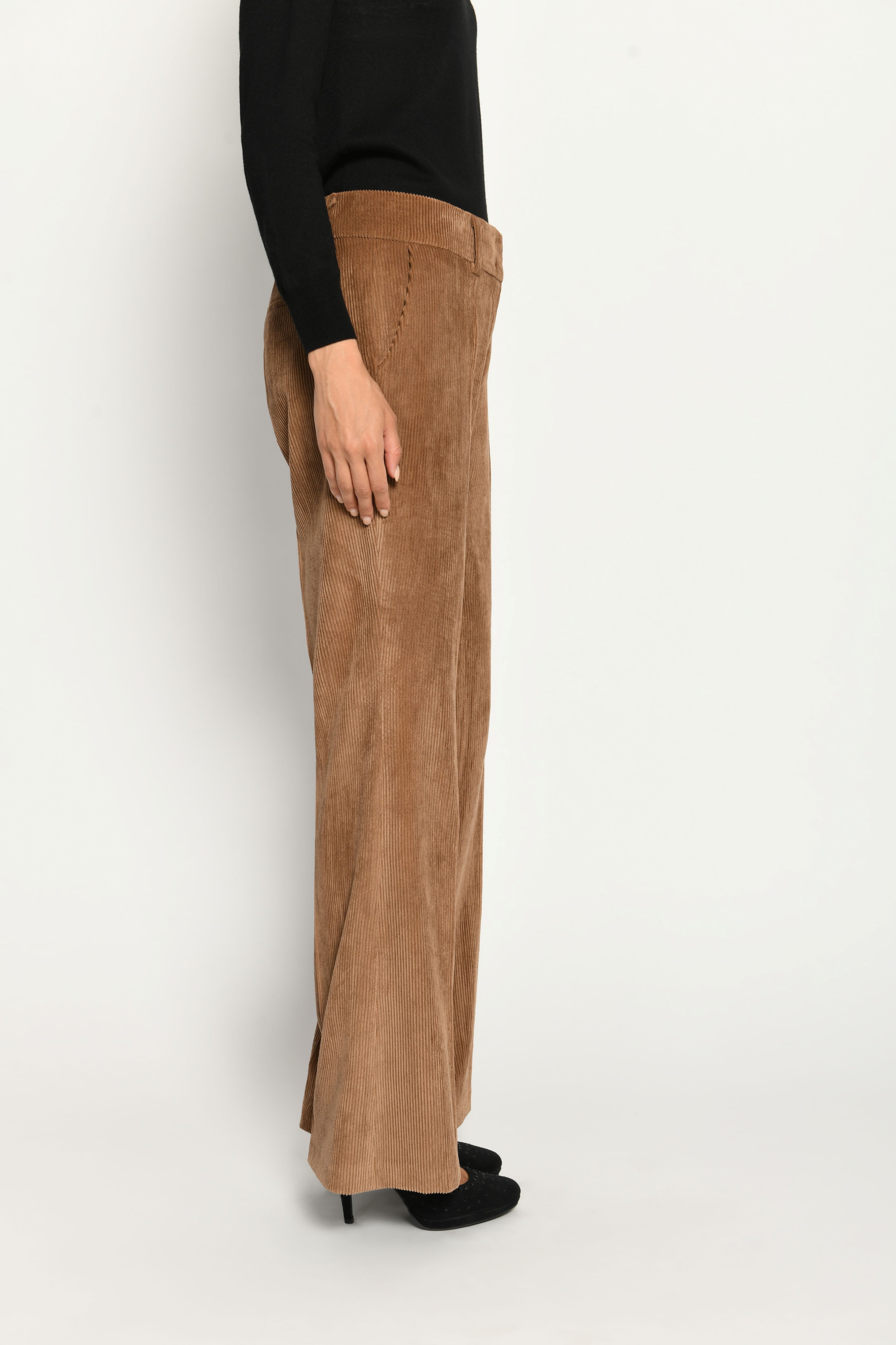 Lange, gerade Hose aus braunem Cordsamt für Damen, lässig kombiniert zu schwarzem Oberteil – Seitenansicht.