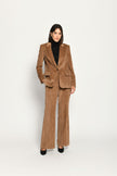 Hosenanzug für Damen aus braunem Cord, bestehend aus lässigem Blazer und softer, gerader Hose – Vorderseite.