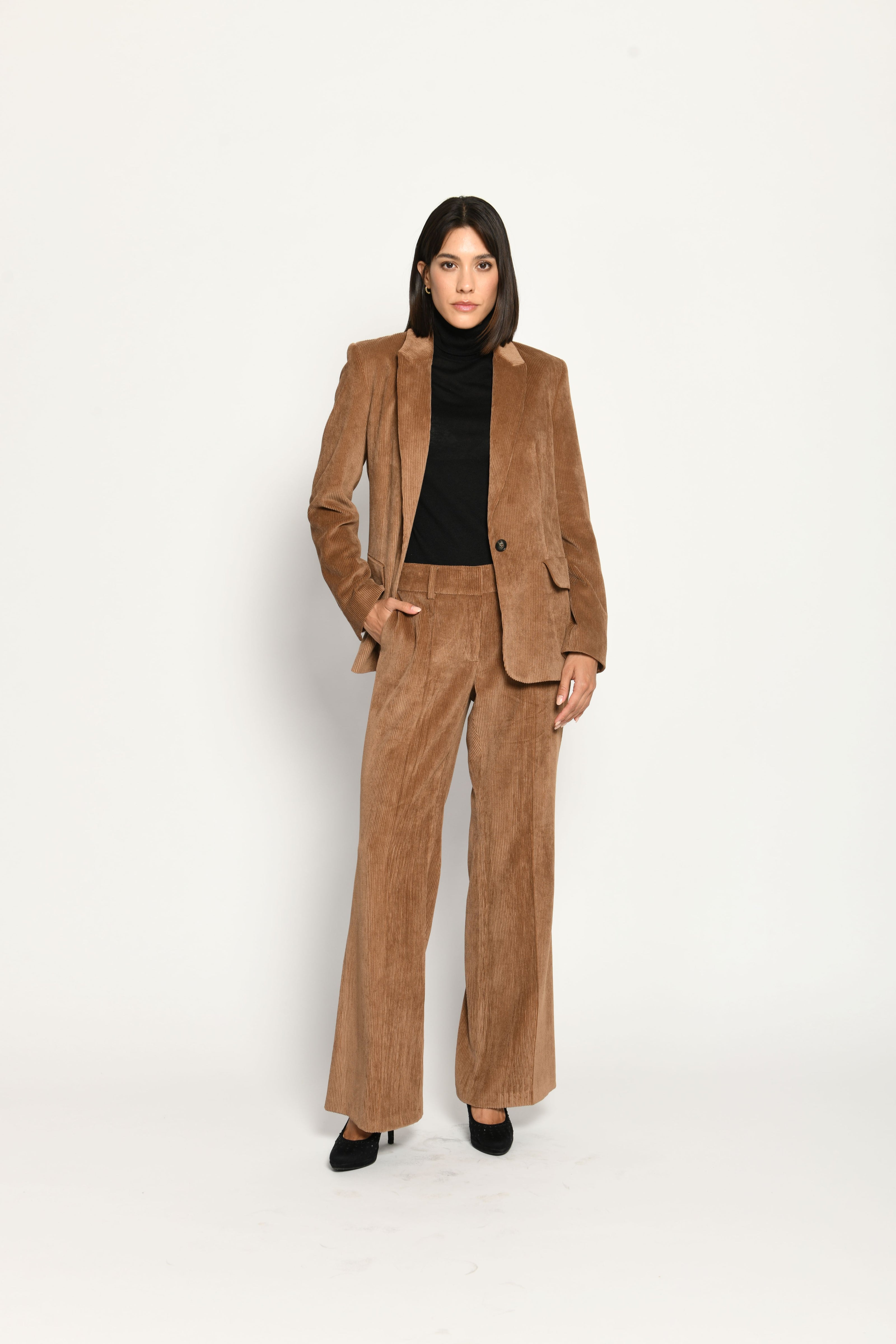 Hosenanzug für Damen aus braunem Cord, bestehend aus lässigem Blazer und softer, gerader Hose – Front.