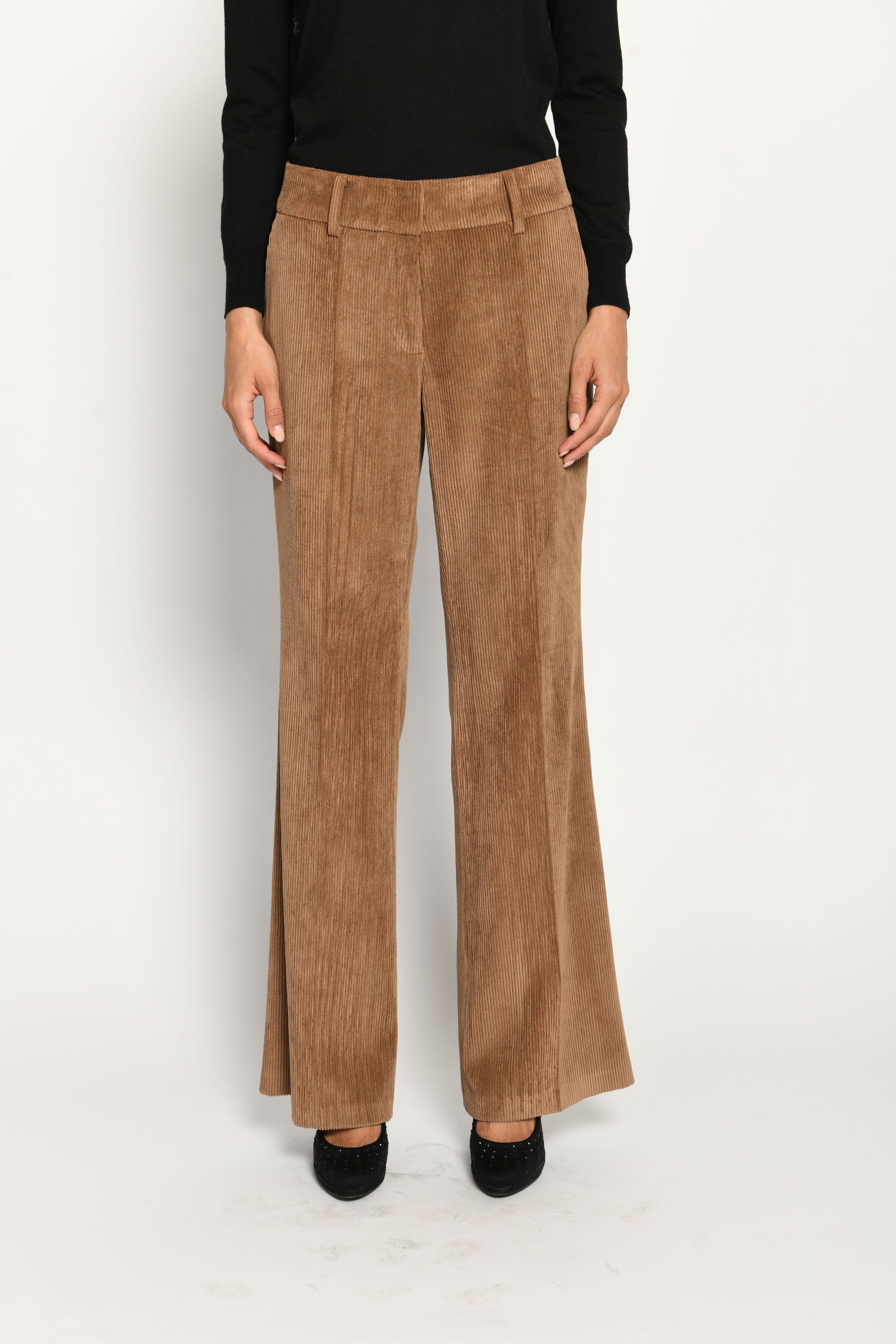 Lange, gerade Hose aus braunem Cordsamt für Damen, lässig kombiniert zu schwarzem Oberteil – Vorderansicht.
