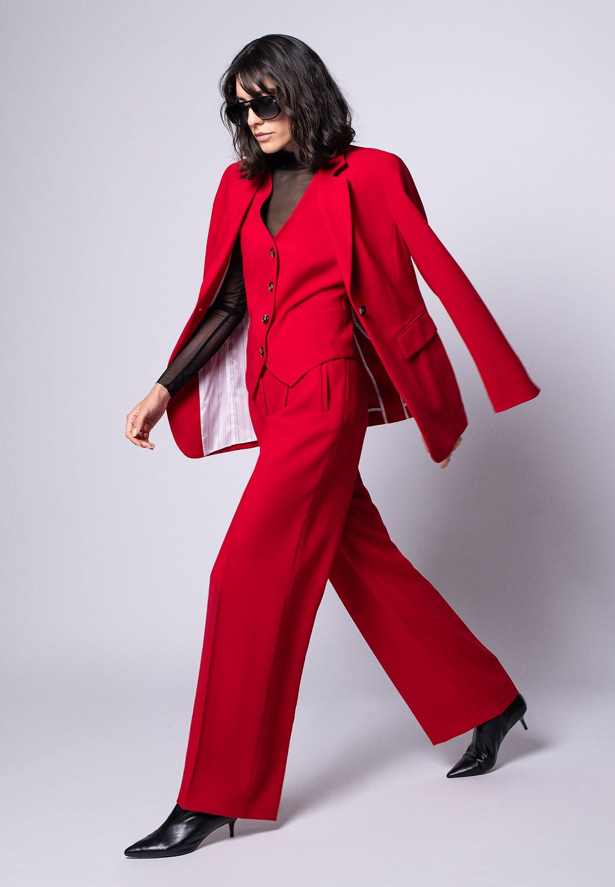 Roter Slim-Fit-Hosenanzug für Damen, bestehend aus Blazer, Weste und Marlenehose.