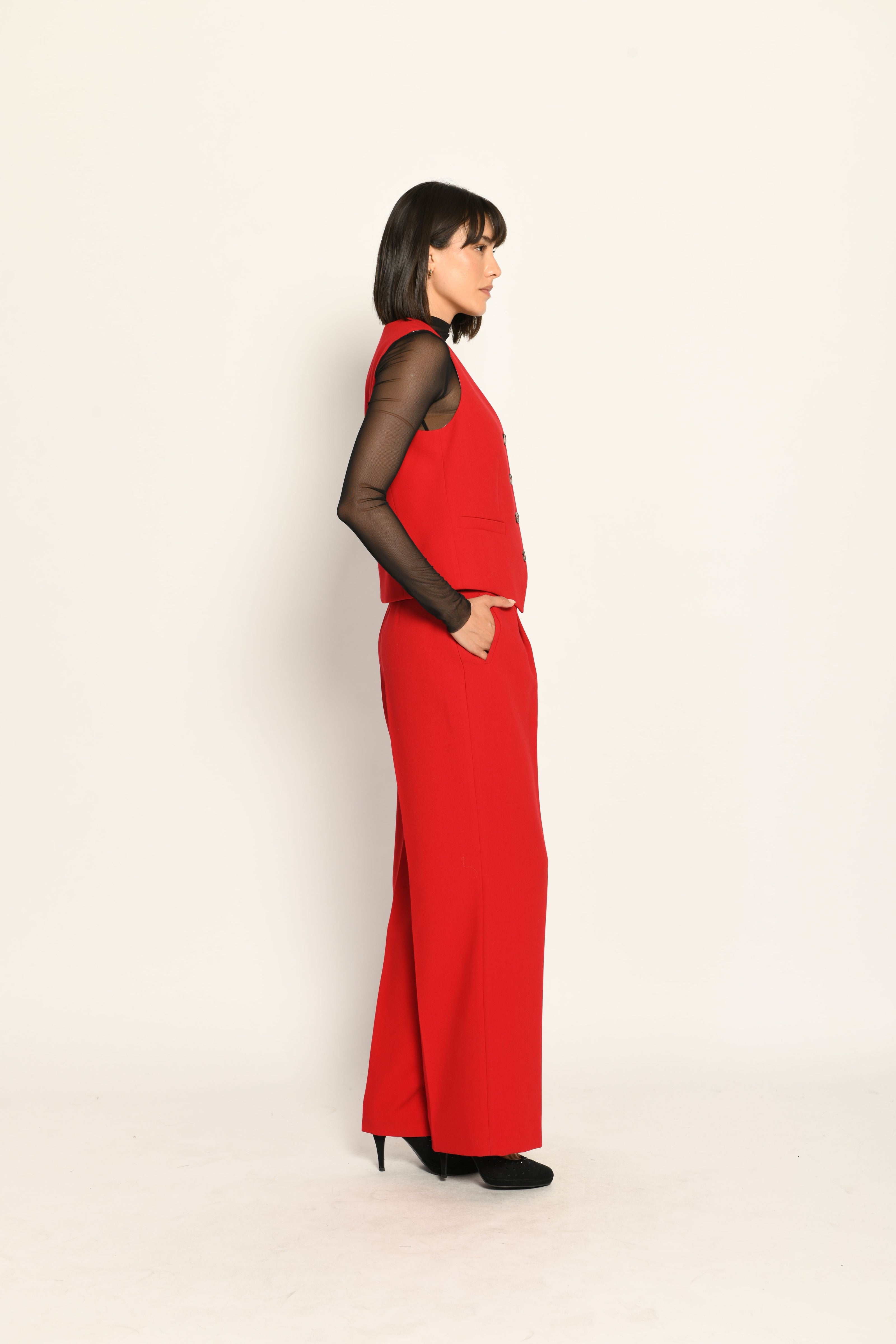 Roter Slim-Fit-Hosenanzug für Damen. Model trägt Weste und lange Stoffhose – Seitenansicht von rechts