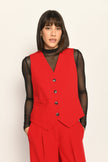Roter Slim-Fit-Hosenanzug für Damen. Model trägt Weste und lange Stoffhose – Vorderansicht.