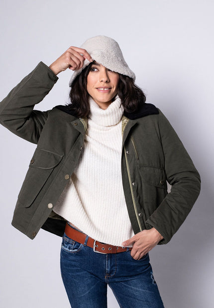 Model trägt Hut aus flauschigem cremefarbenem Teddy-Webpelz, lässig kombiniert zum Rollkragenpullover – Vorderansicht