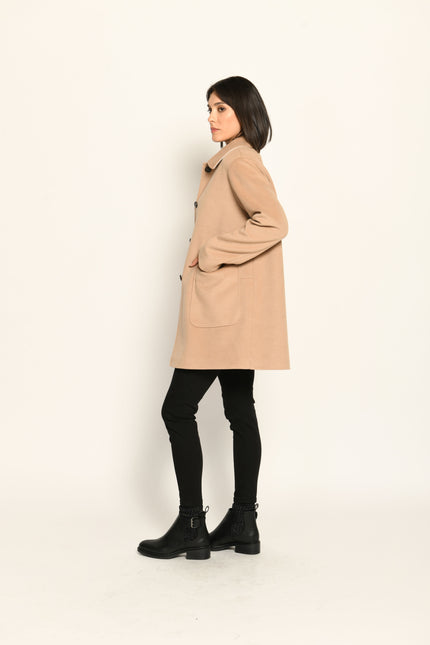 Damenjacke in legerer A-Linie in der Farbe Camel mit großen aufgesetzten Taschen und Knopfleiste – Seitenansicht links.