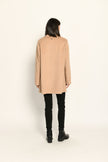 Damenjacke in legerer A-Linie in der Farbe Camel mit großen aufgesetzten Taschen und Knopfleiste – Rückseite.