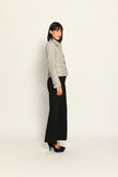 Kurze Slim-Fit-Jacke mit Pepitamuster für Damen, kombiniert mit schwarzer Stoffhose – Seitenansicht rechts