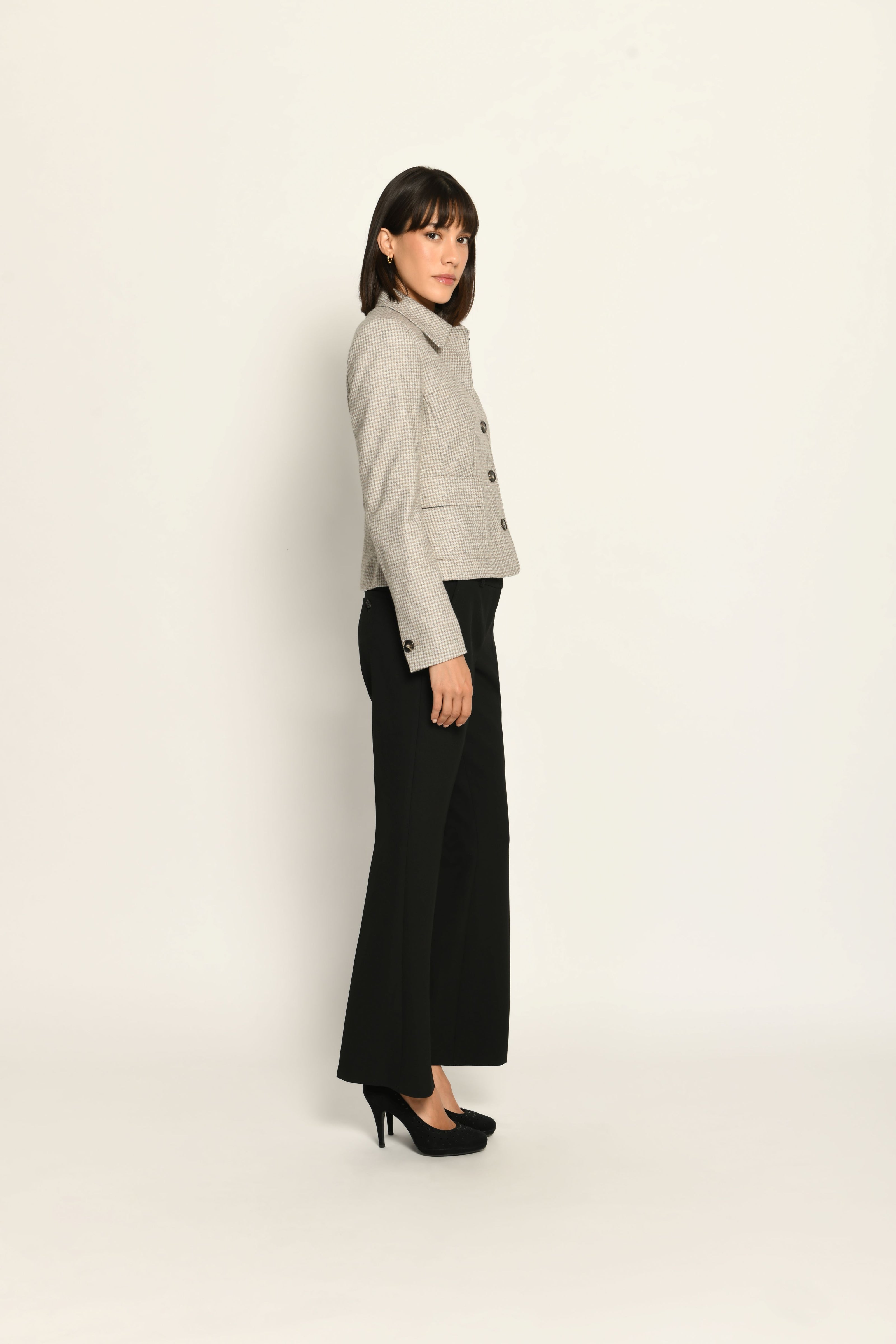 Kurze Slim-Fit-Jacke mit Pepitamuster für Damen, kombiniert mit schwarzer Stoffhose – Seitenansicht rechts