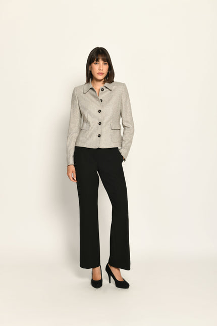 Kurze Slim-Fit-Jacke mit Pepitamuster für Damen, kombiniert mit schwarzer Stoffhose – Vorderansicht