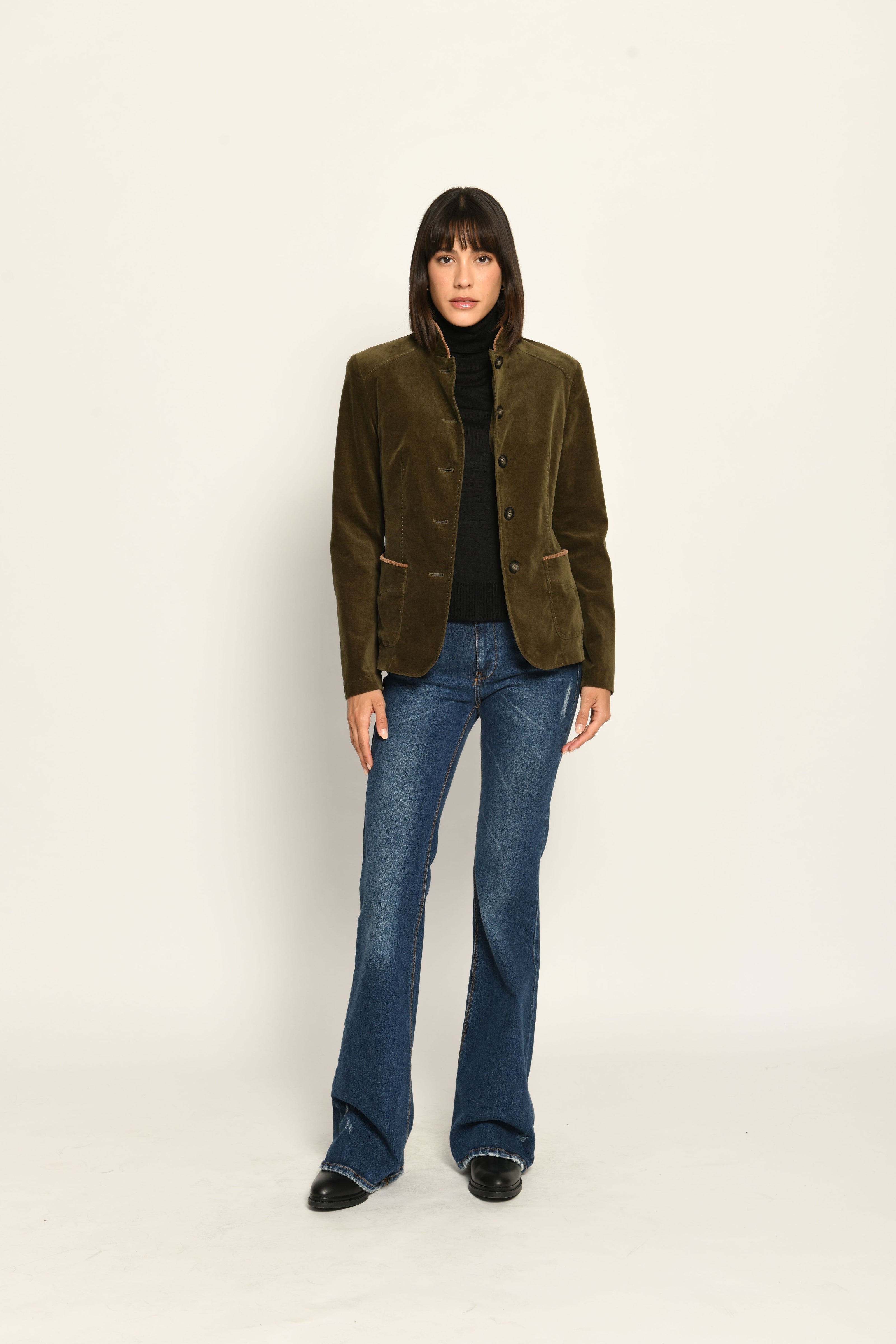 Taillierter dunkelgrüner Samt-Janker für Damen mit braunen feinen Akzenten, lässig kombiniert zu Jeans – Vorderseite
