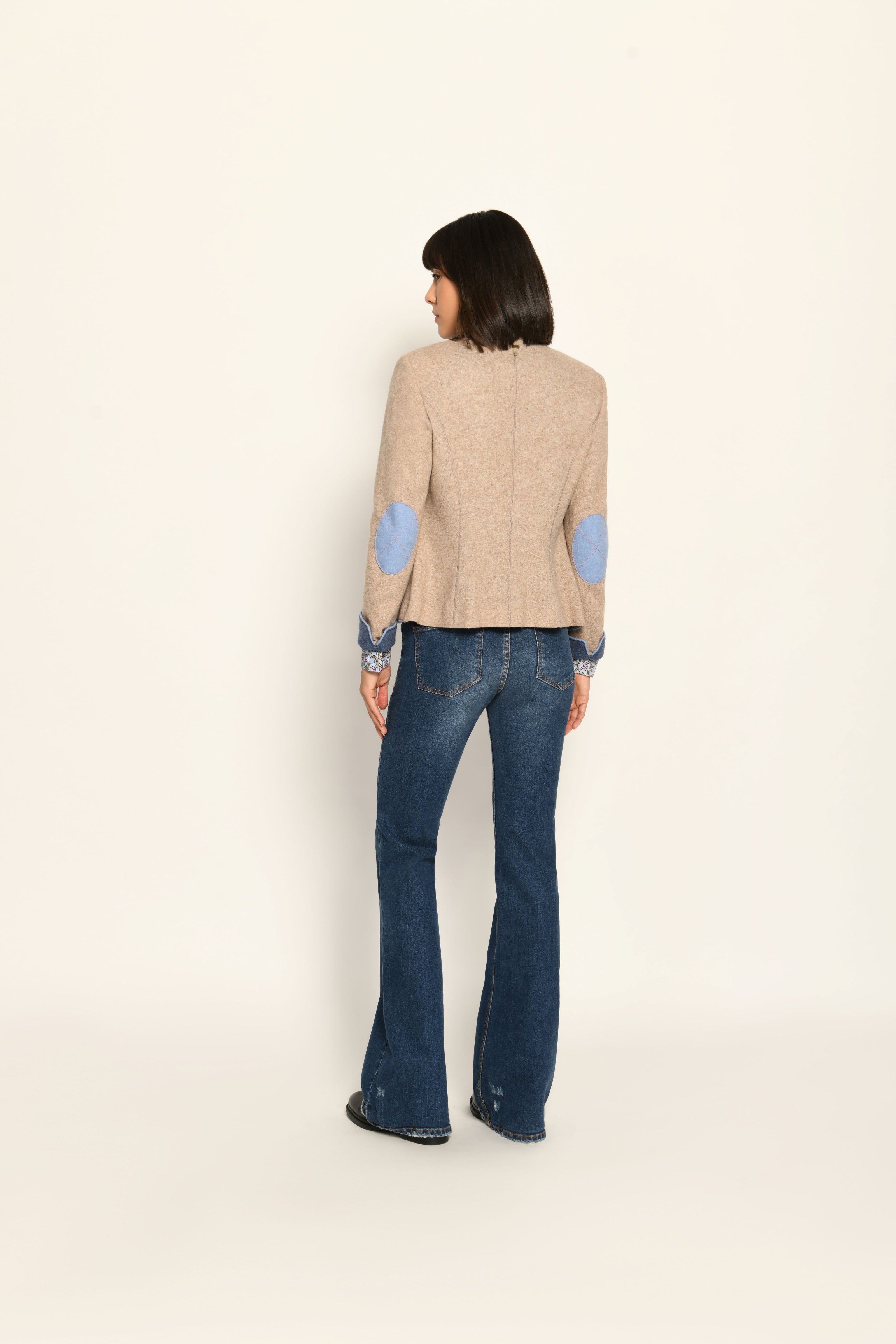 Beiger Woll-Janker für Damen mit blauen Details an Stehkragen, Ellenbogenpatches und Ärmelsaum – Rückansicht