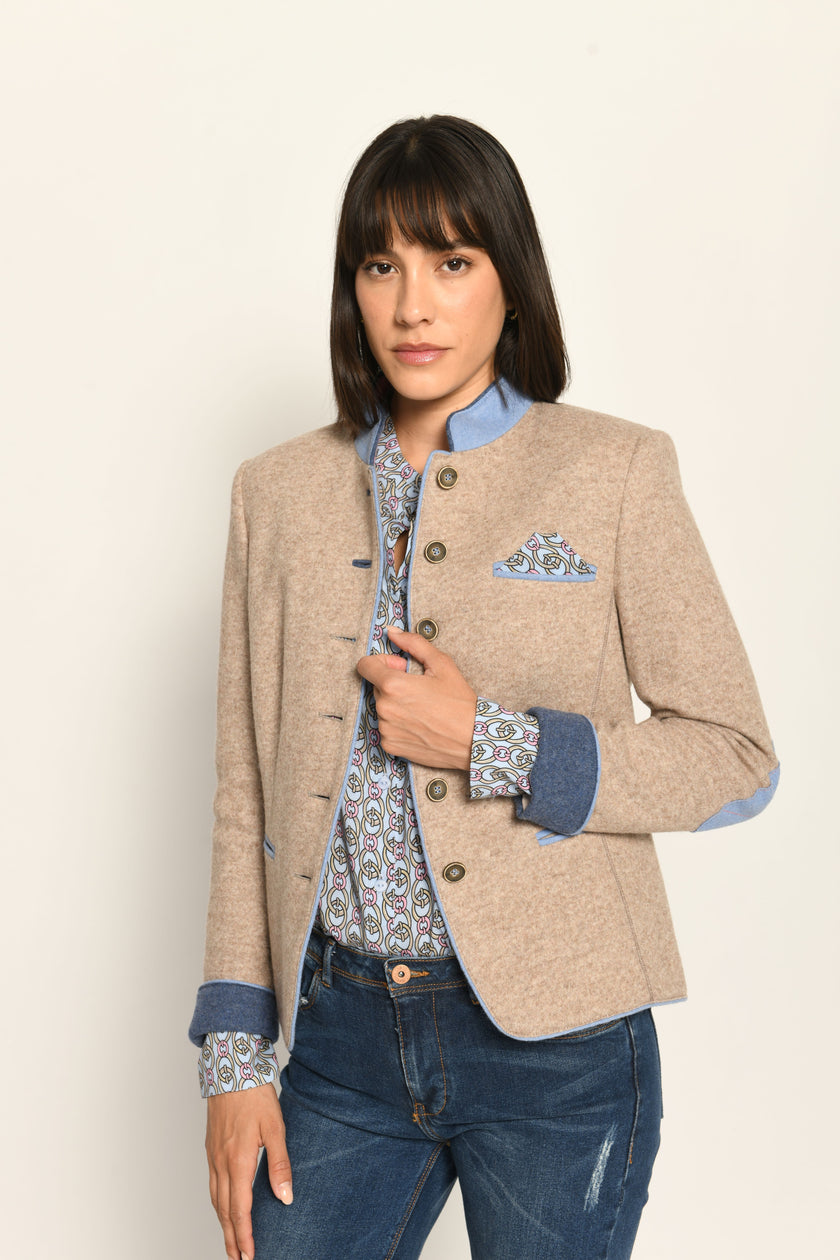 Beiger Woll-Janker für Damen mit blauen Details an Stehkragen, Ellenbogenpatches und Ärmelsaum – Vorderansicht
